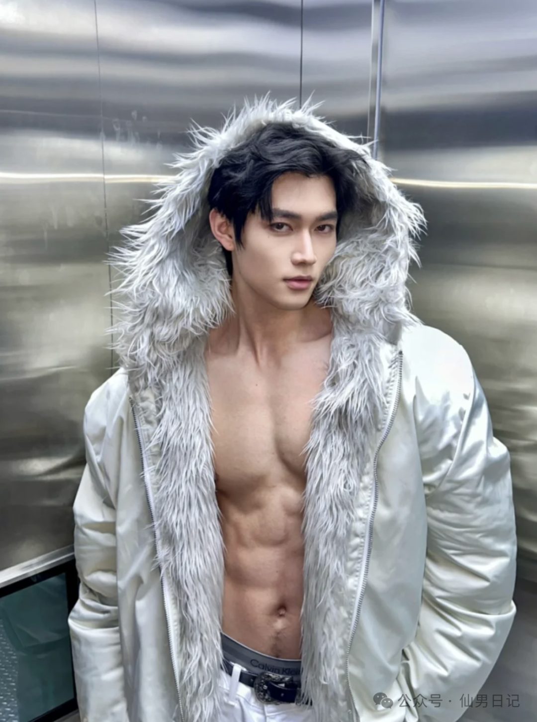 体育生脱掉衣服以后，成了新的打卡点……