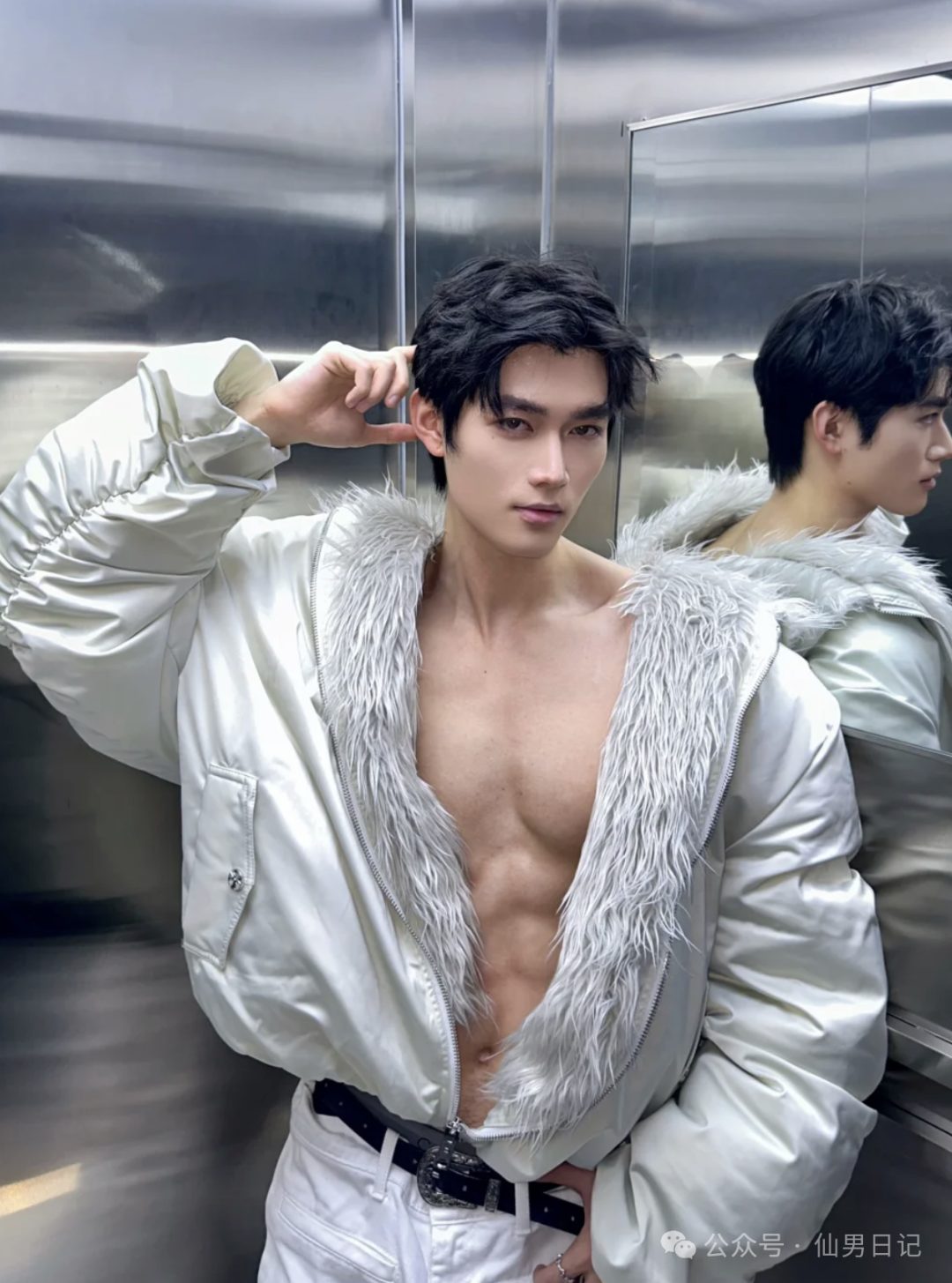 体育生脱掉衣服以后，成了新的打卡点……