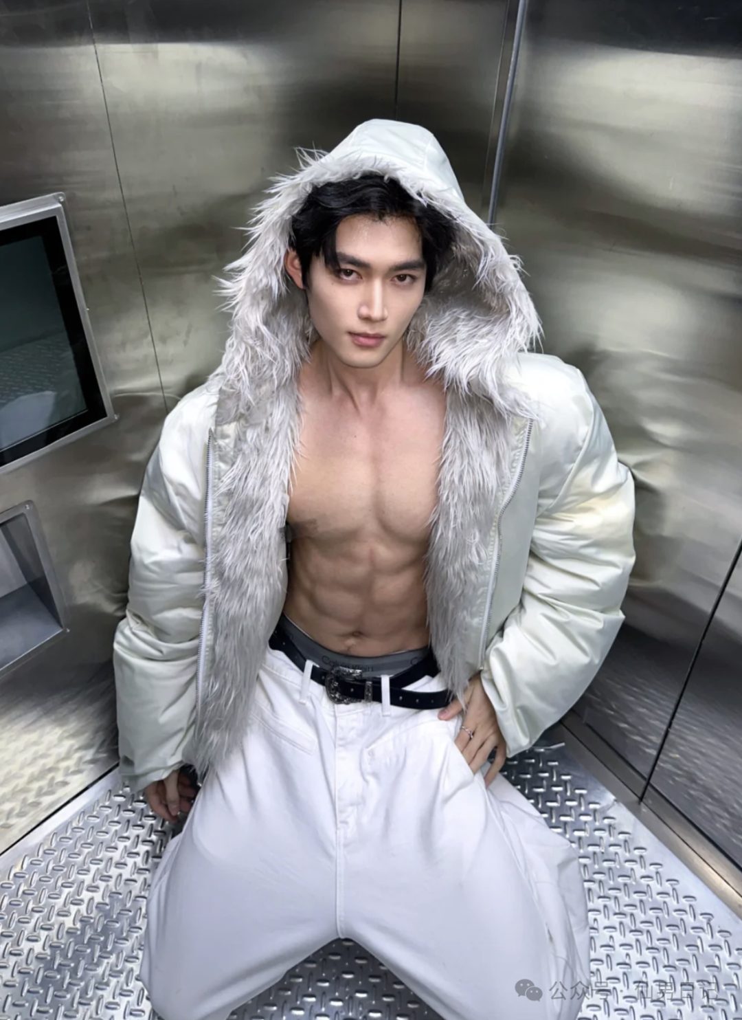 体育生脱掉衣服以后，成了新的打卡点……
