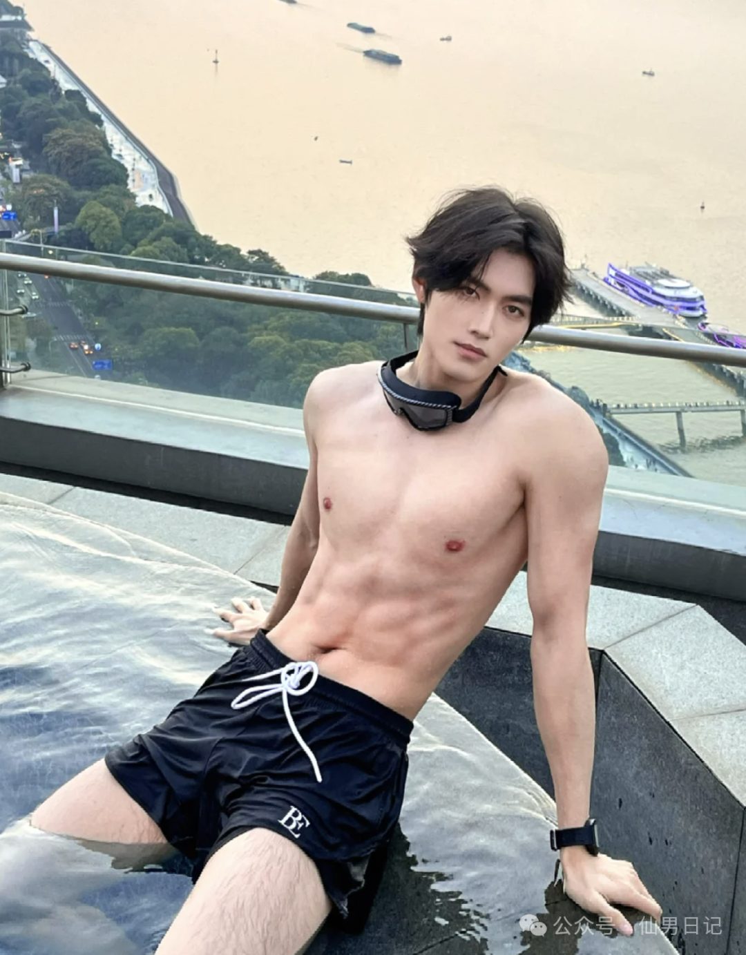体育生脱掉衣服以后，成了新的打卡点……