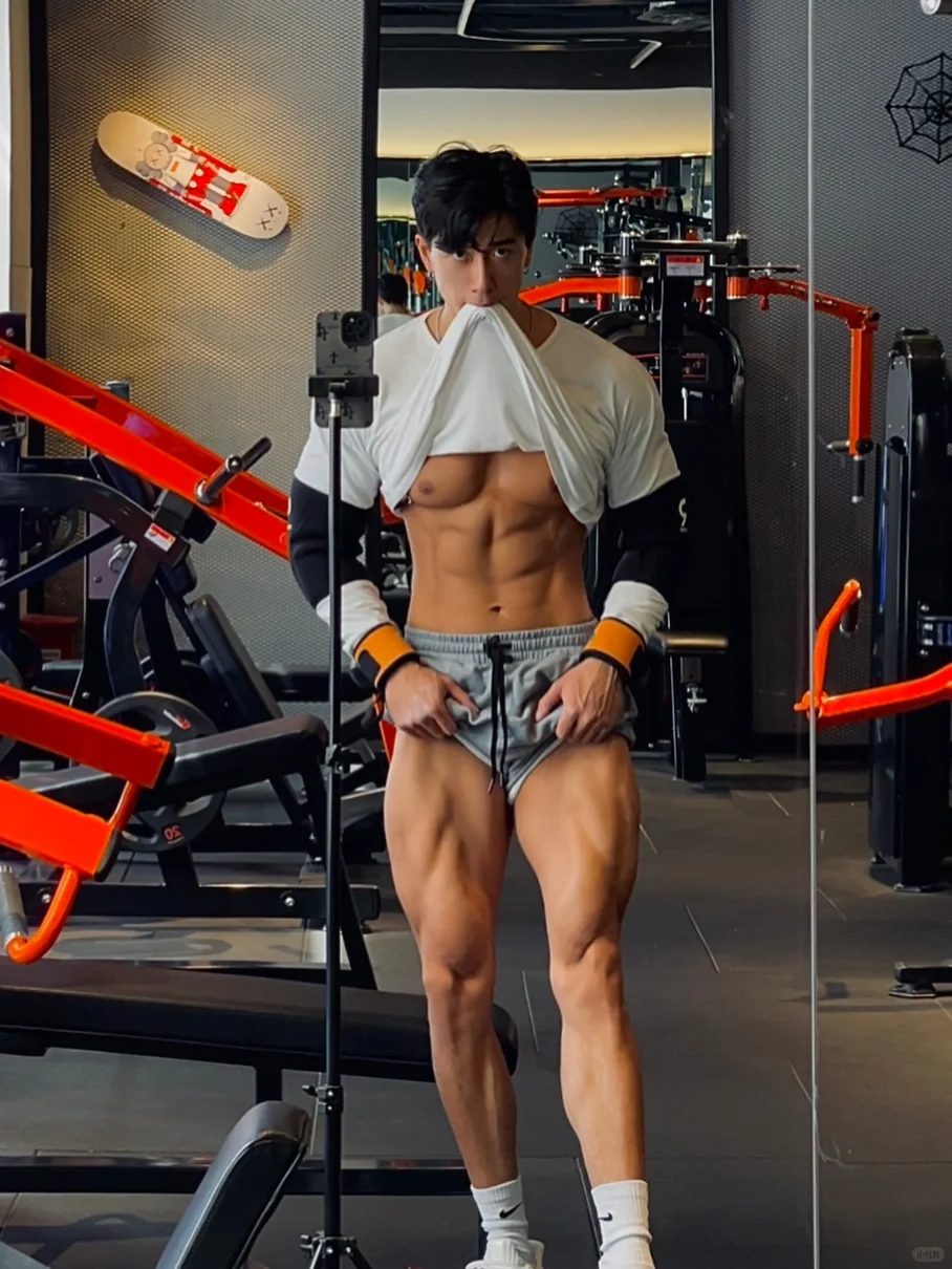 金陵 F4 肌肉男同框斗地主比帅，网友直呼：都让让，我要上桌！