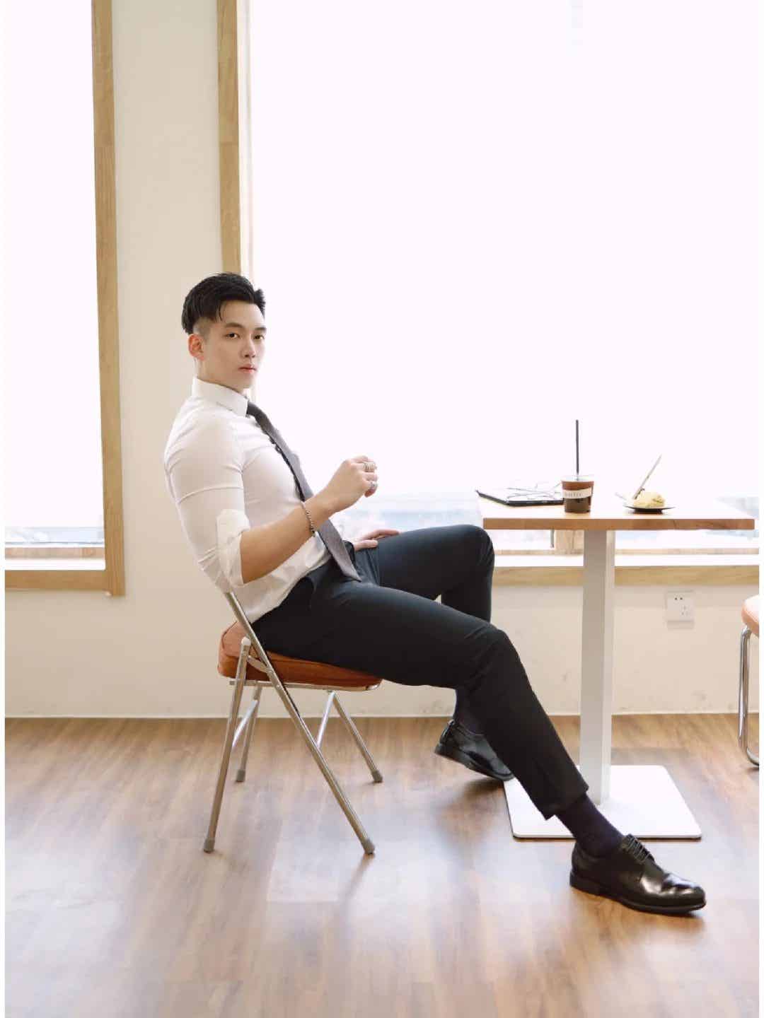 在逃霸总健身实录！西装胸肌双开门 这胳膊能当滑梯坐吗