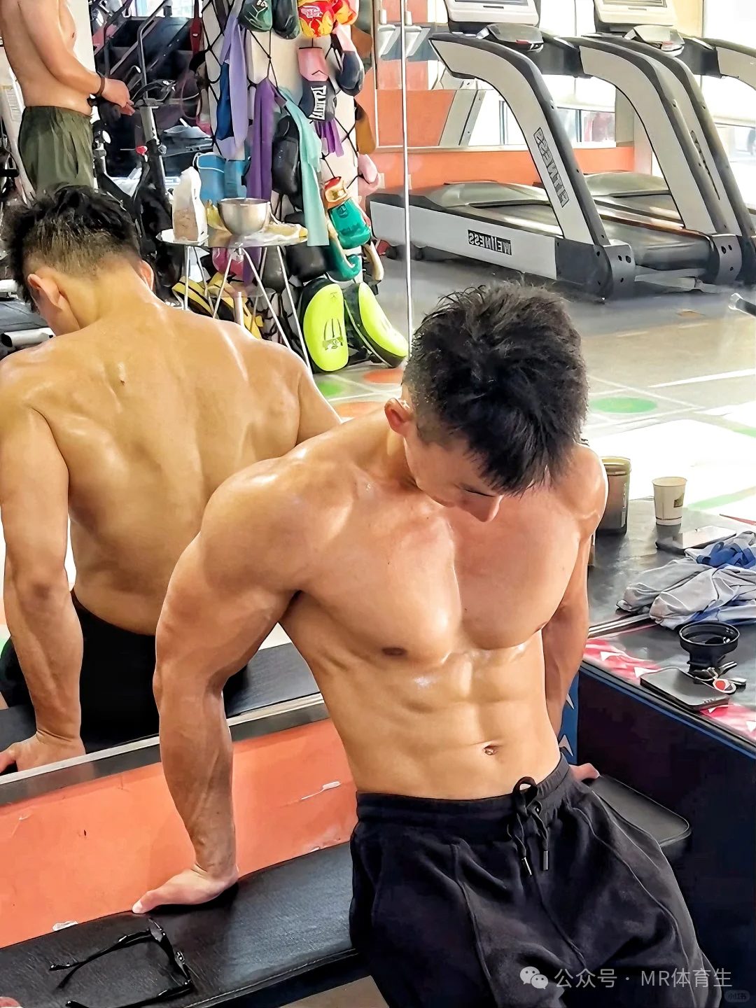湖北健壮肌肉帅哥，这身肌肉简直帅炸了