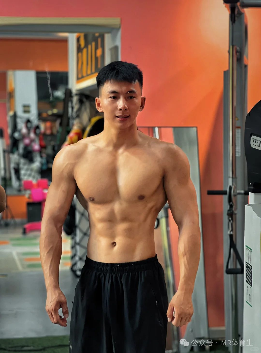 湖北健壮肌肉帅哥，这身肌肉简直帅炸了