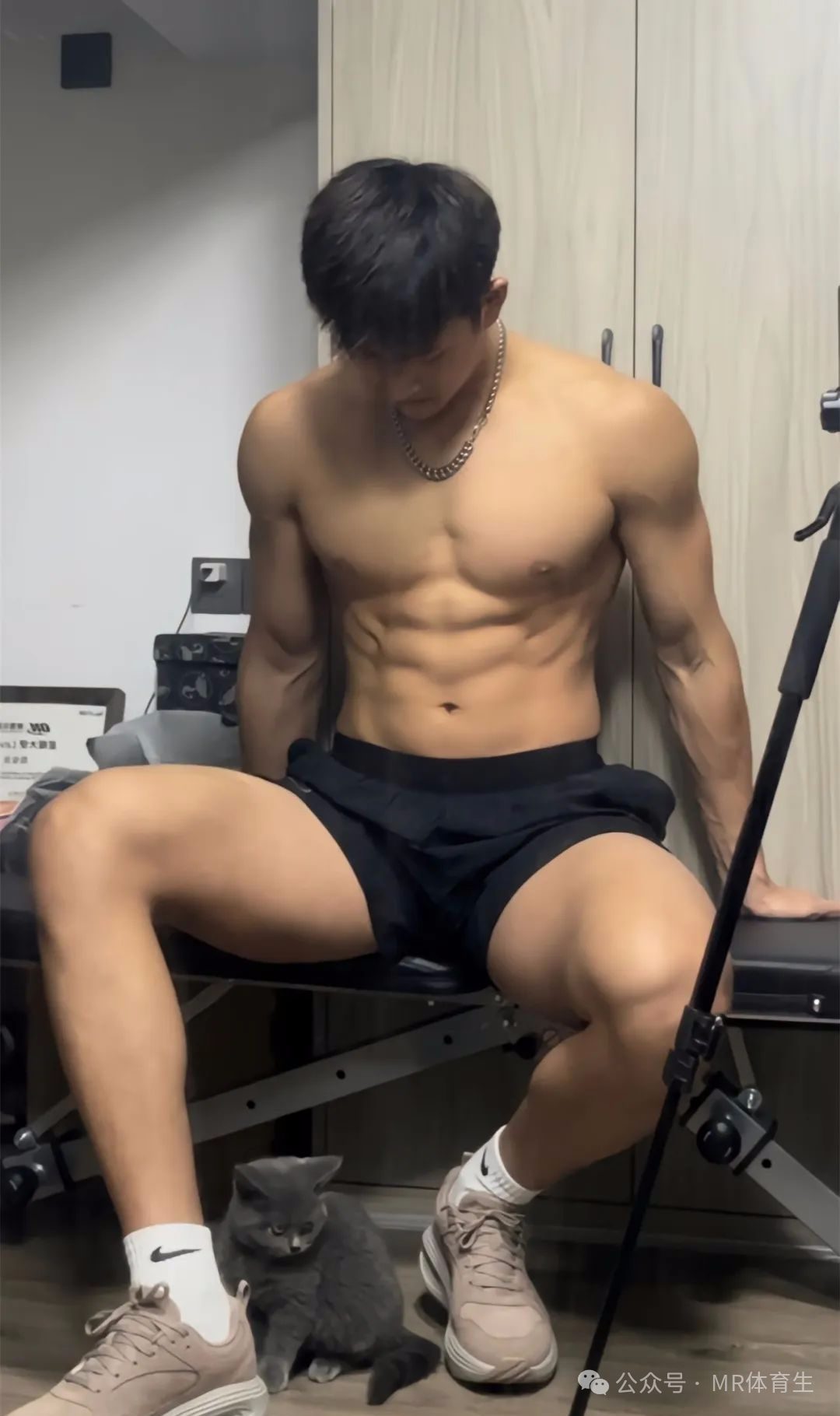 188cm 成都健身男模，硬核腱子肉完美诠释的肌肉小狼狗