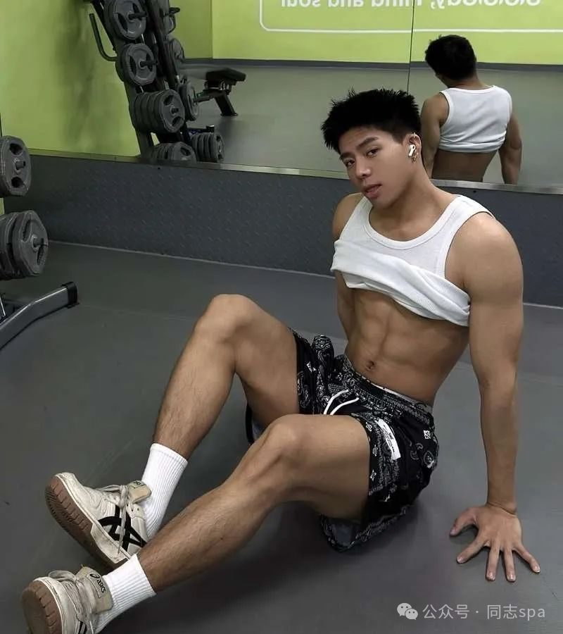 187cm 寸头大鼻子体育生酒店自拍