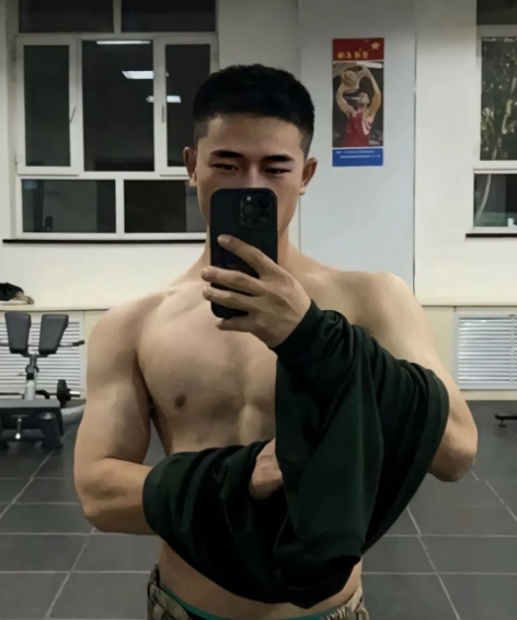 教官太帅了！健硕和魅力并存