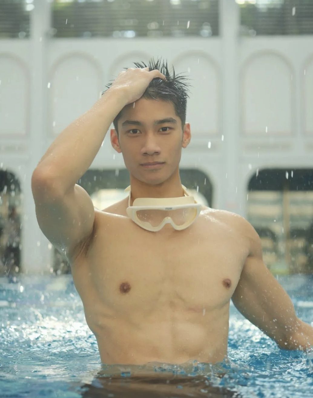 185CM 薄肌游泳湿透的运动男青筋爆棚，嘎嘎粗壮!