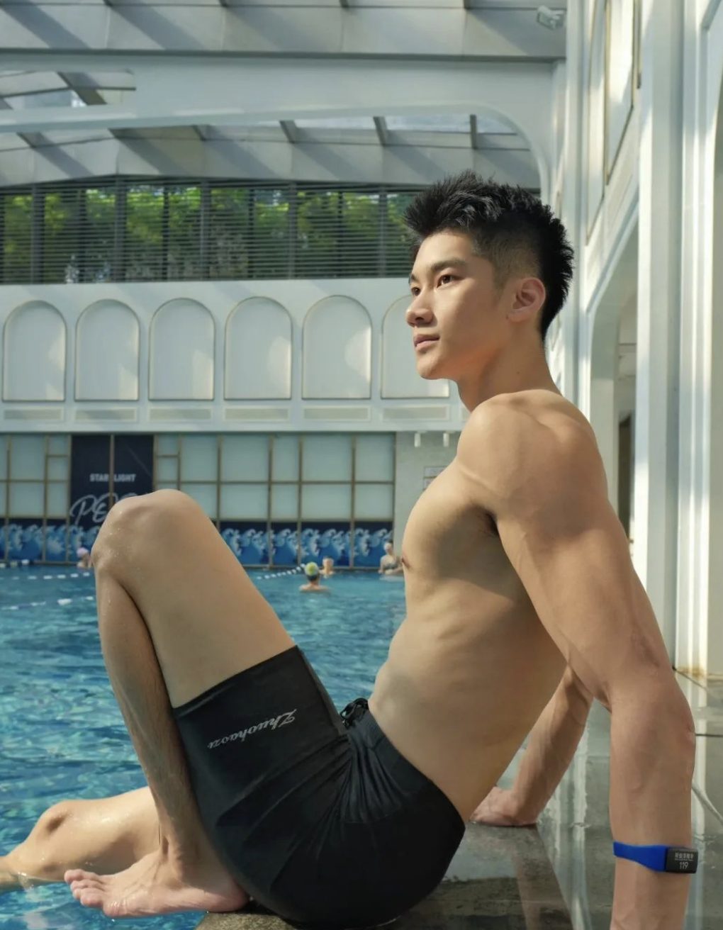 185CM 薄肌游泳湿透的运动男青筋爆棚，嘎嘎粗壮!