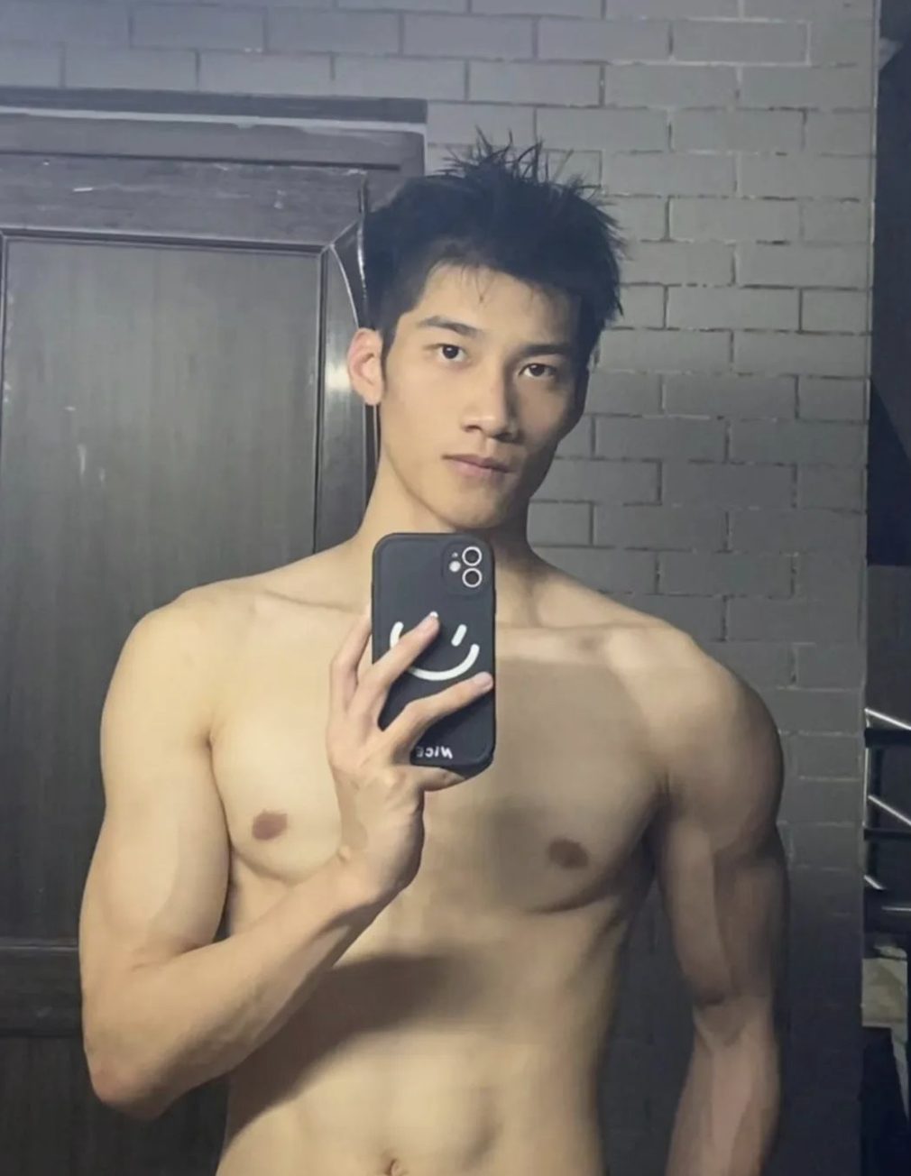 185CM 薄肌游泳湿透的运动男青筋爆棚，嘎嘎粗壮!