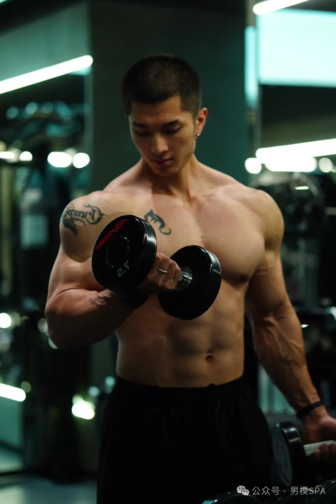 广州 24 寸头黑皮肌肉男模 广州 24 寸头黑皮肌肉男模