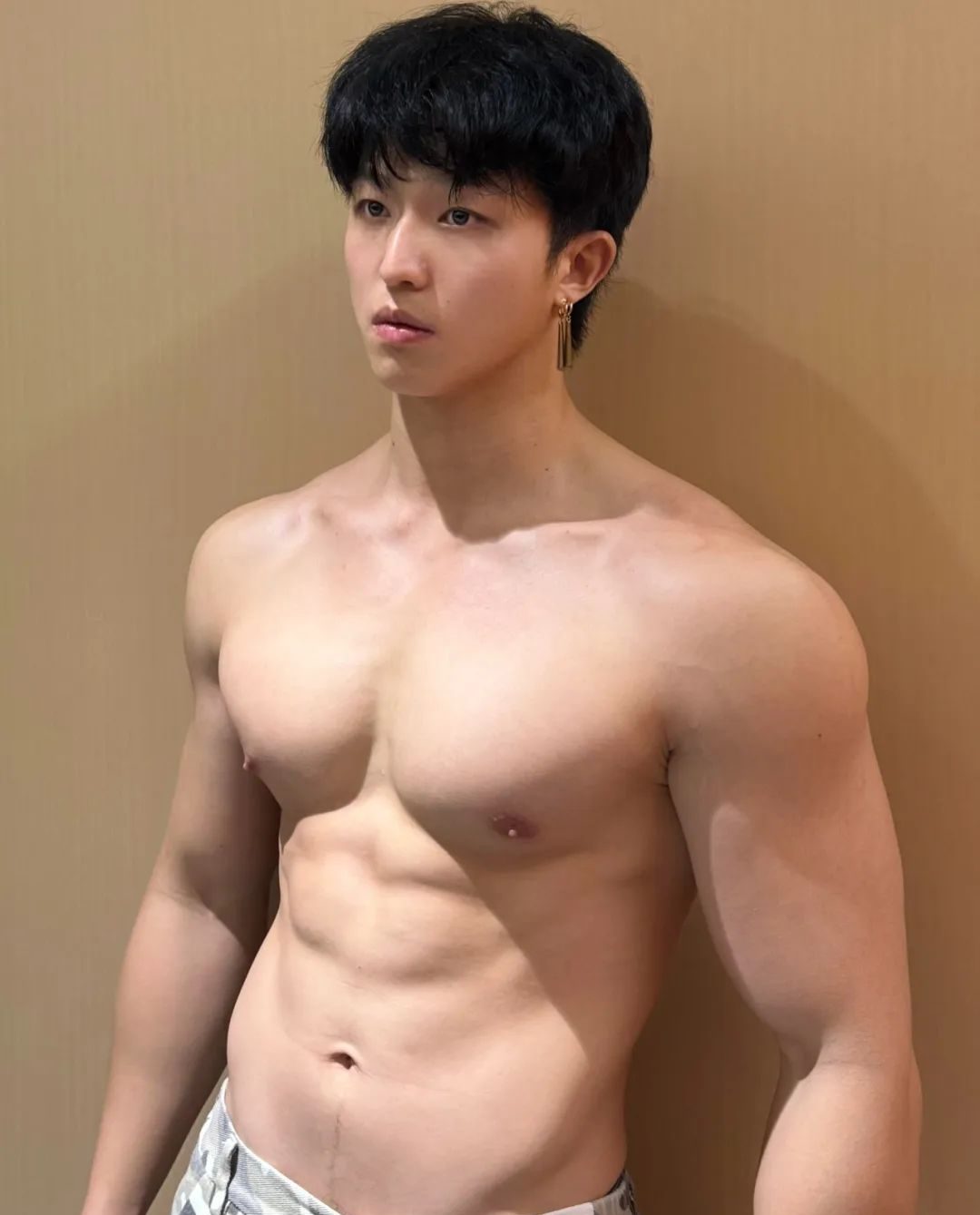 185cm 大四体育生肌肉男友兼职男模