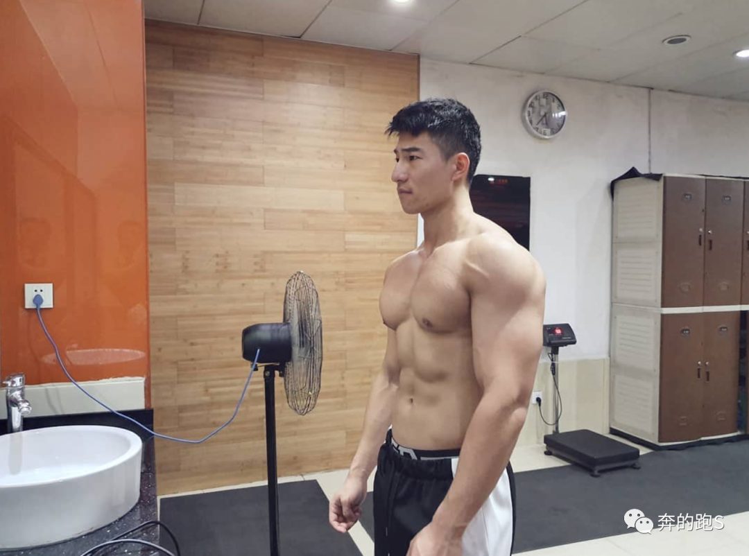 换衣间遇见运动小哥，​也太让人抵抗不了吧！