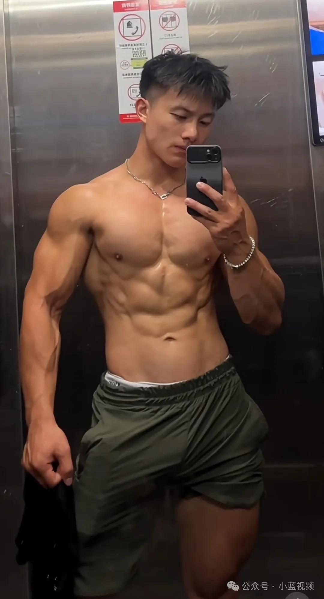钢铁直男野兽般开门肌肉帅男人！