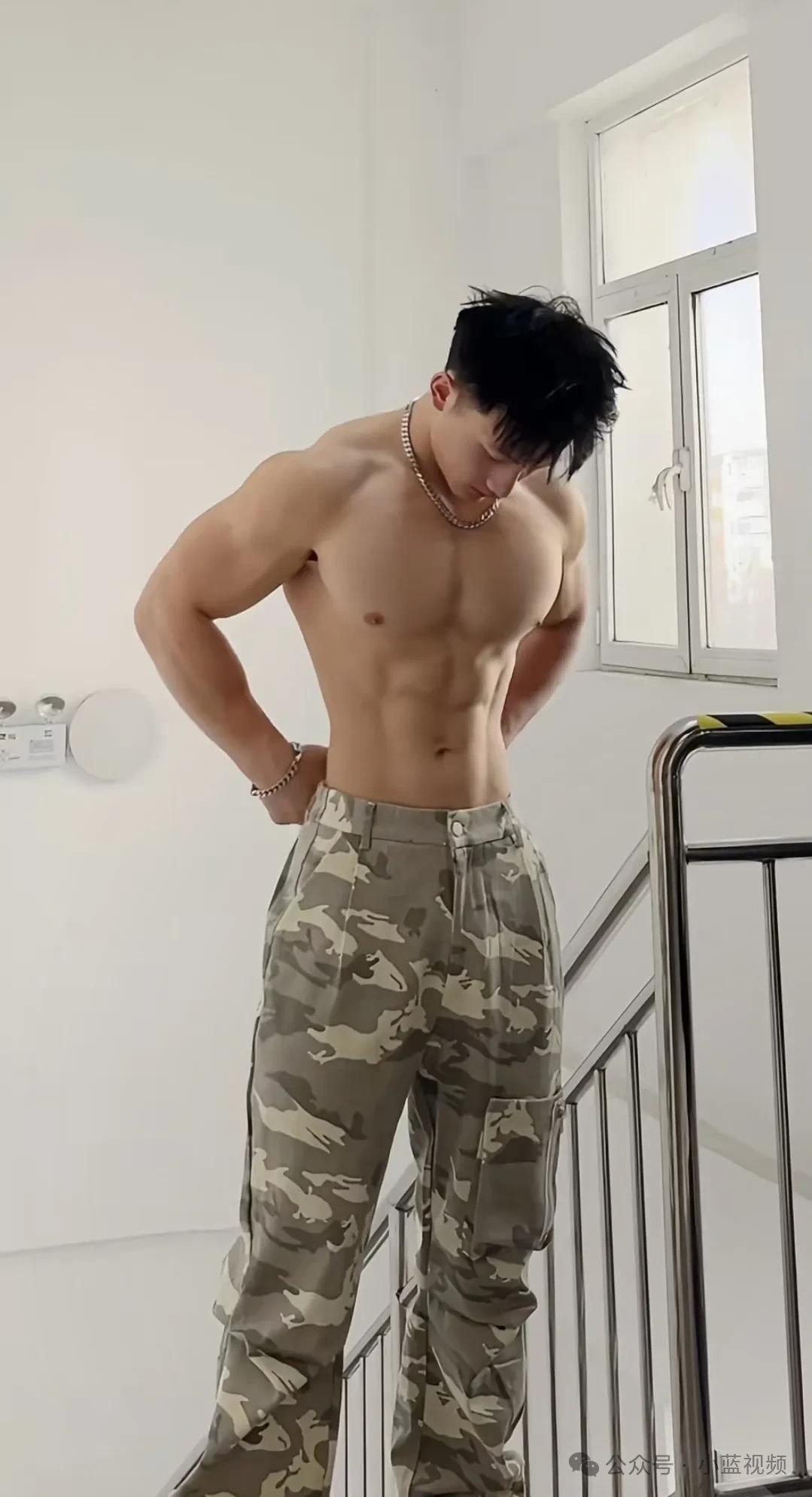 钢铁直男野兽般开门肌肉帅男人！
