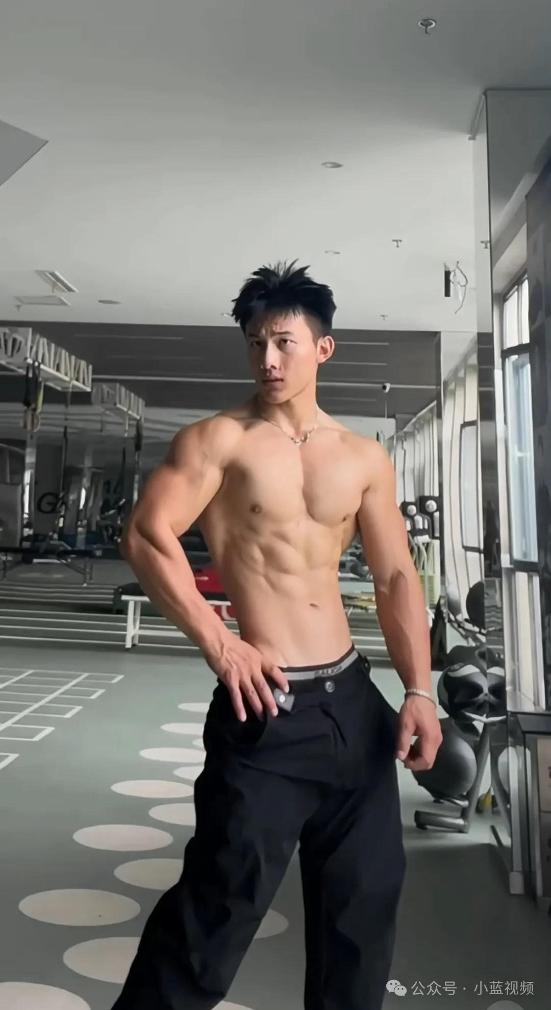 钢铁直男野兽般开门肌肉帅男人！