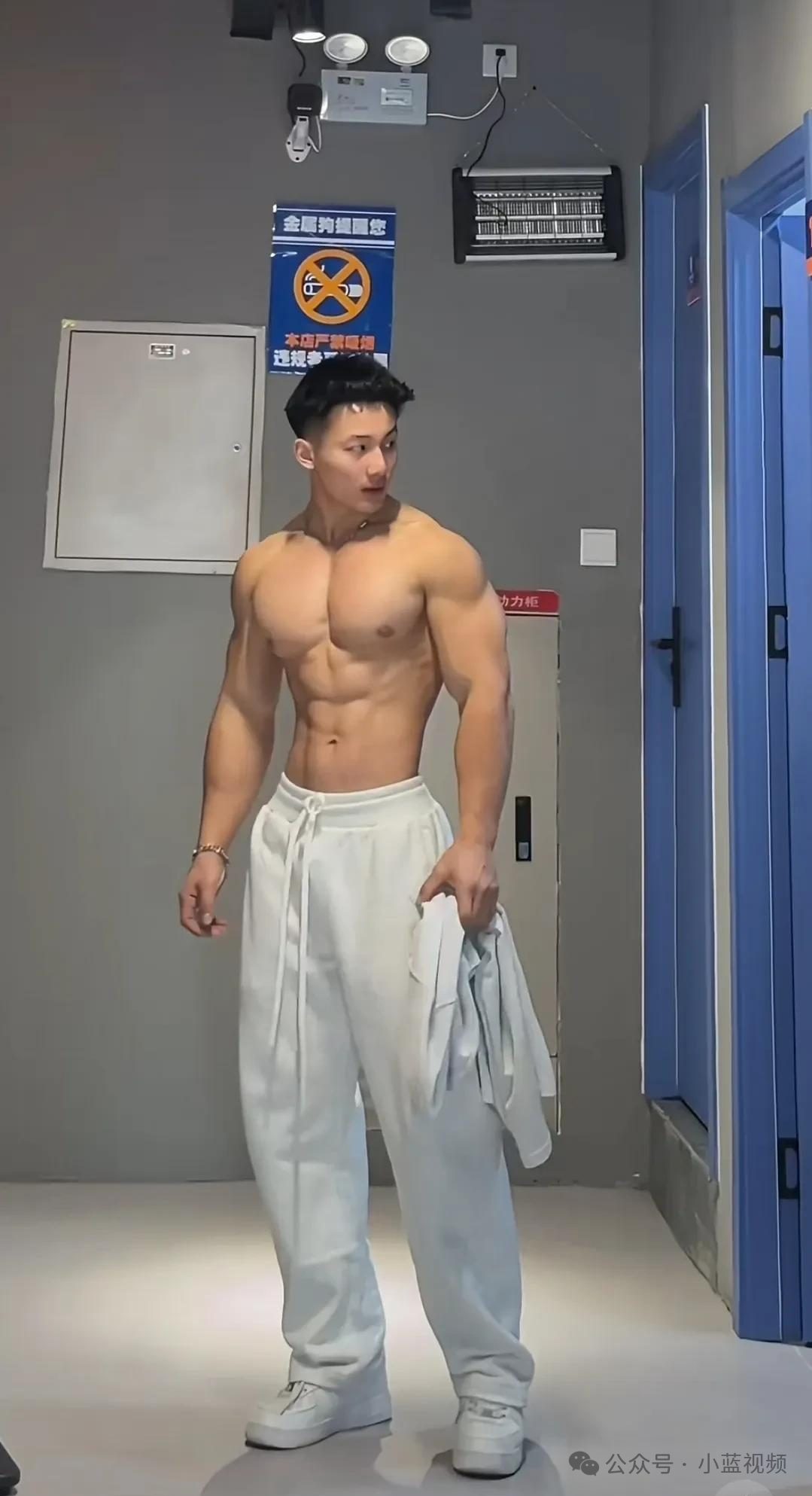 钢铁直男野兽般开门肌肉帅男人！