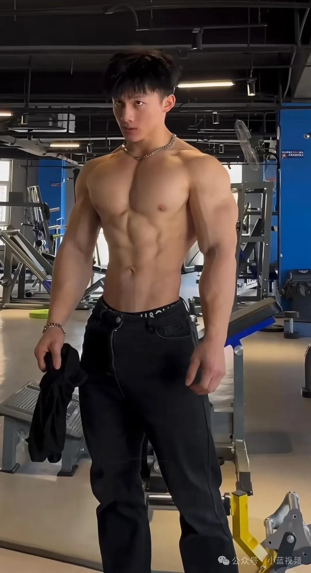 钢铁直男野兽般开门肌肉帅男人！