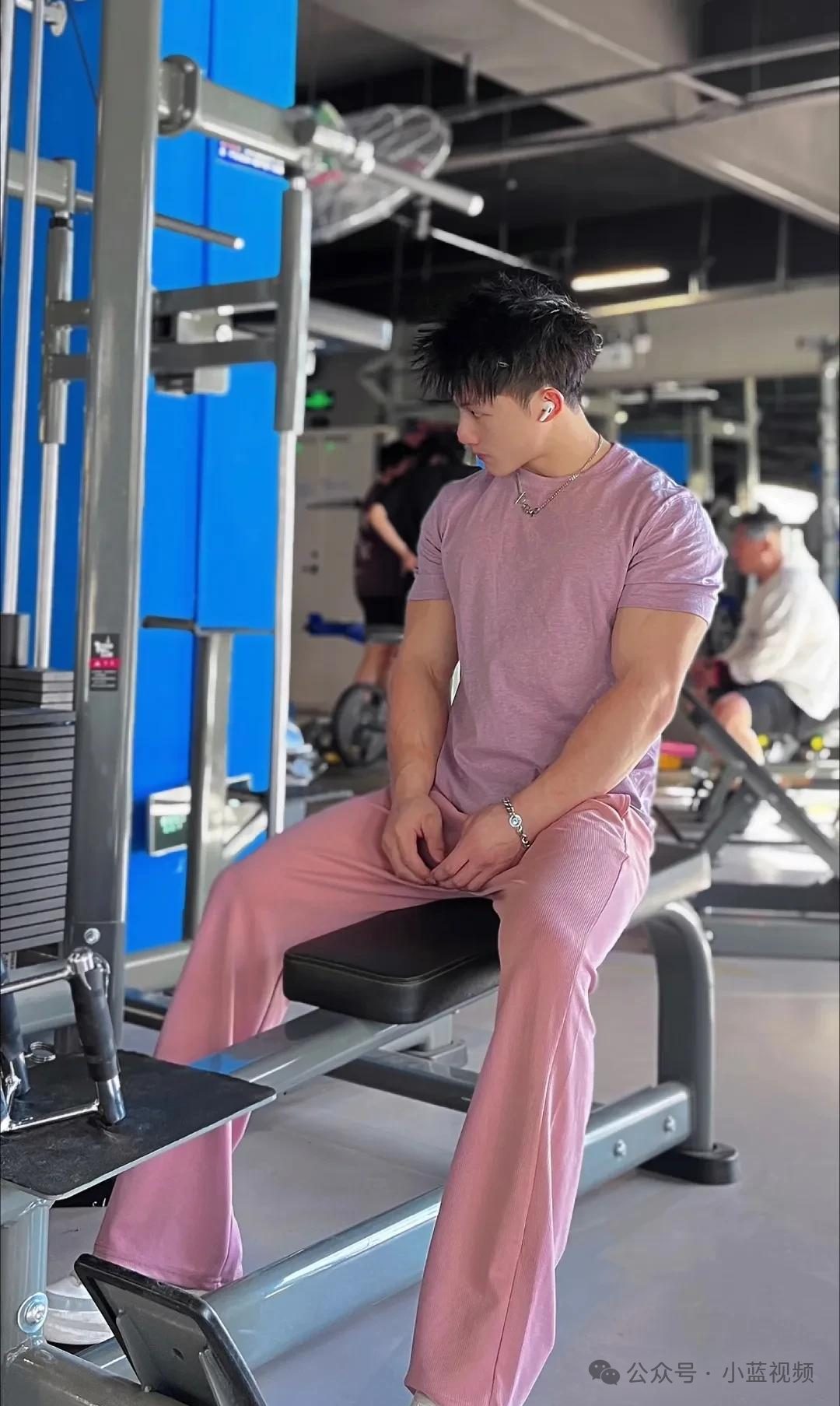 钢铁直男野兽般开门肌肉帅男人！