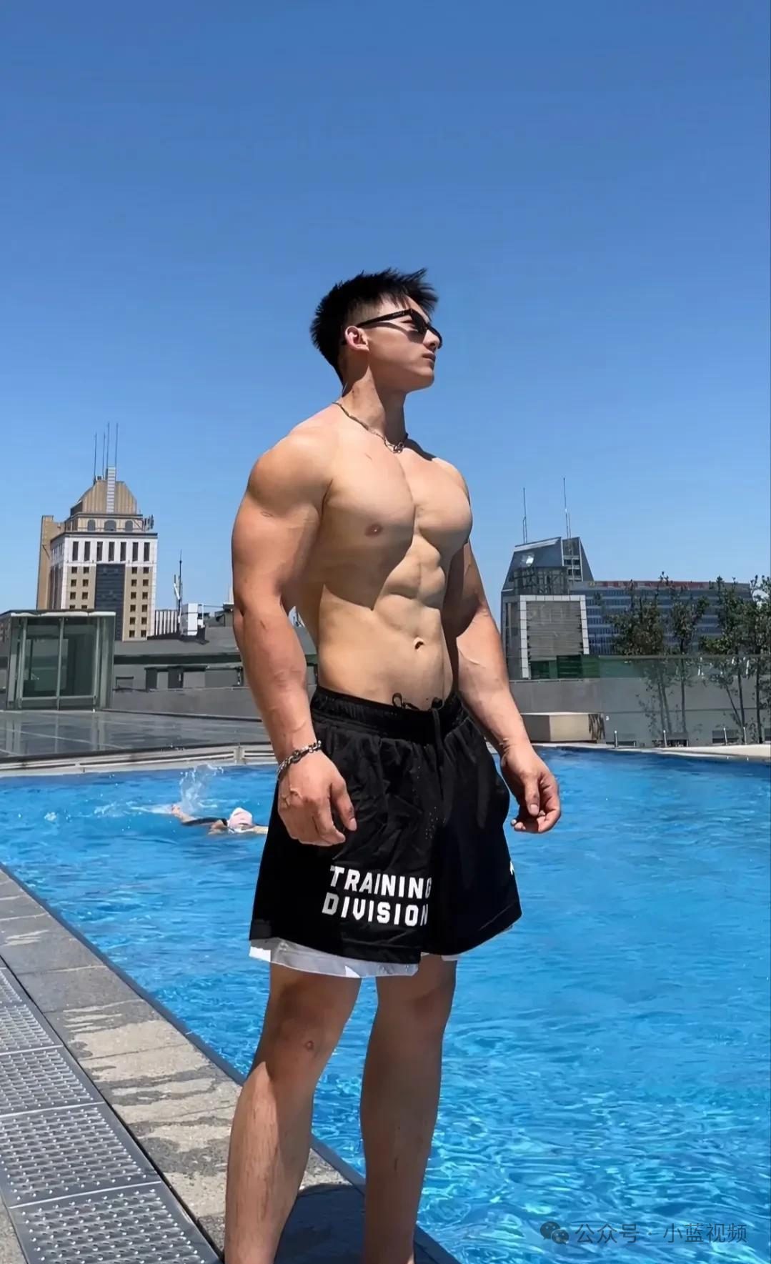 钢铁直男野兽般开门肌肉帅男人！