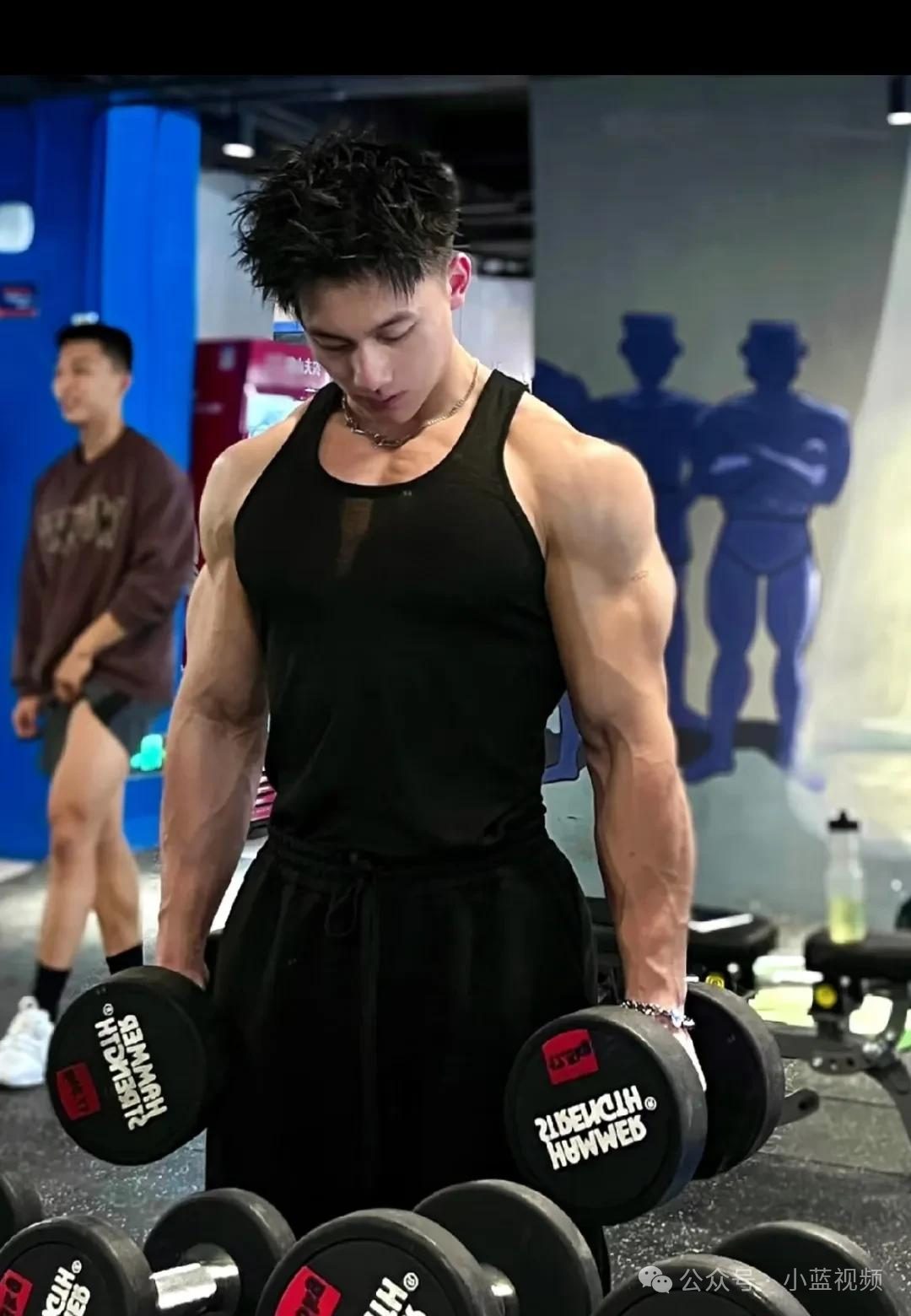 钢铁直男野兽般开门肌肉帅男人！