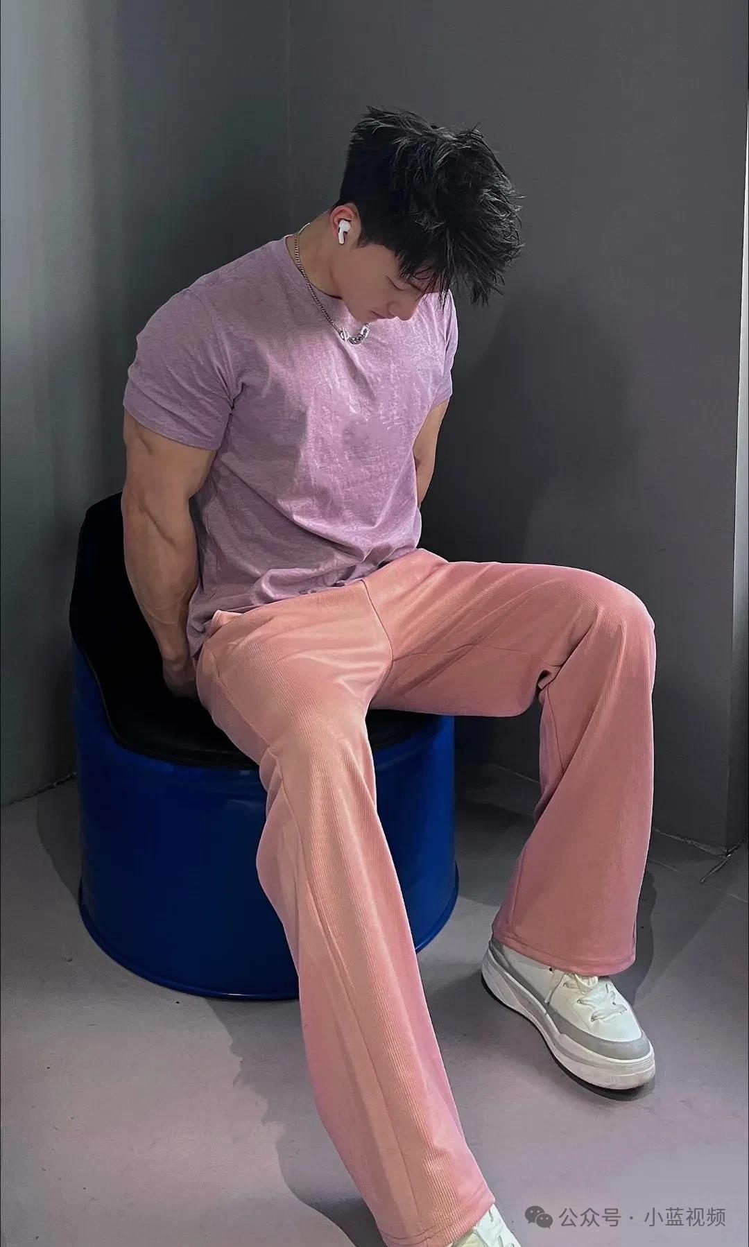 钢铁直男野兽般开门肌肉帅男人！
