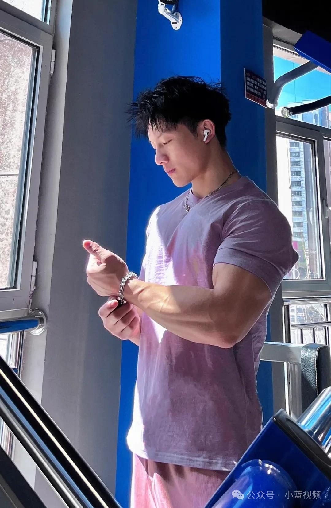 钢铁直男野兽般开门肌肉帅男人！