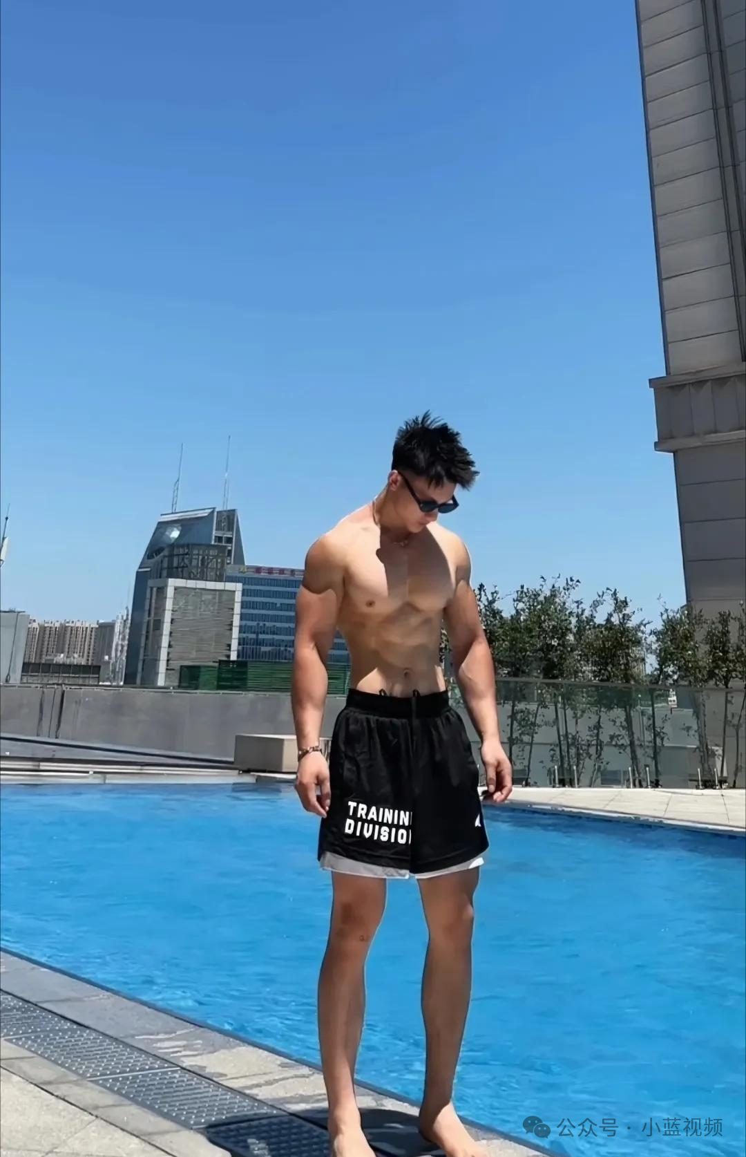 钢铁直男野兽般开门肌肉帅男人！