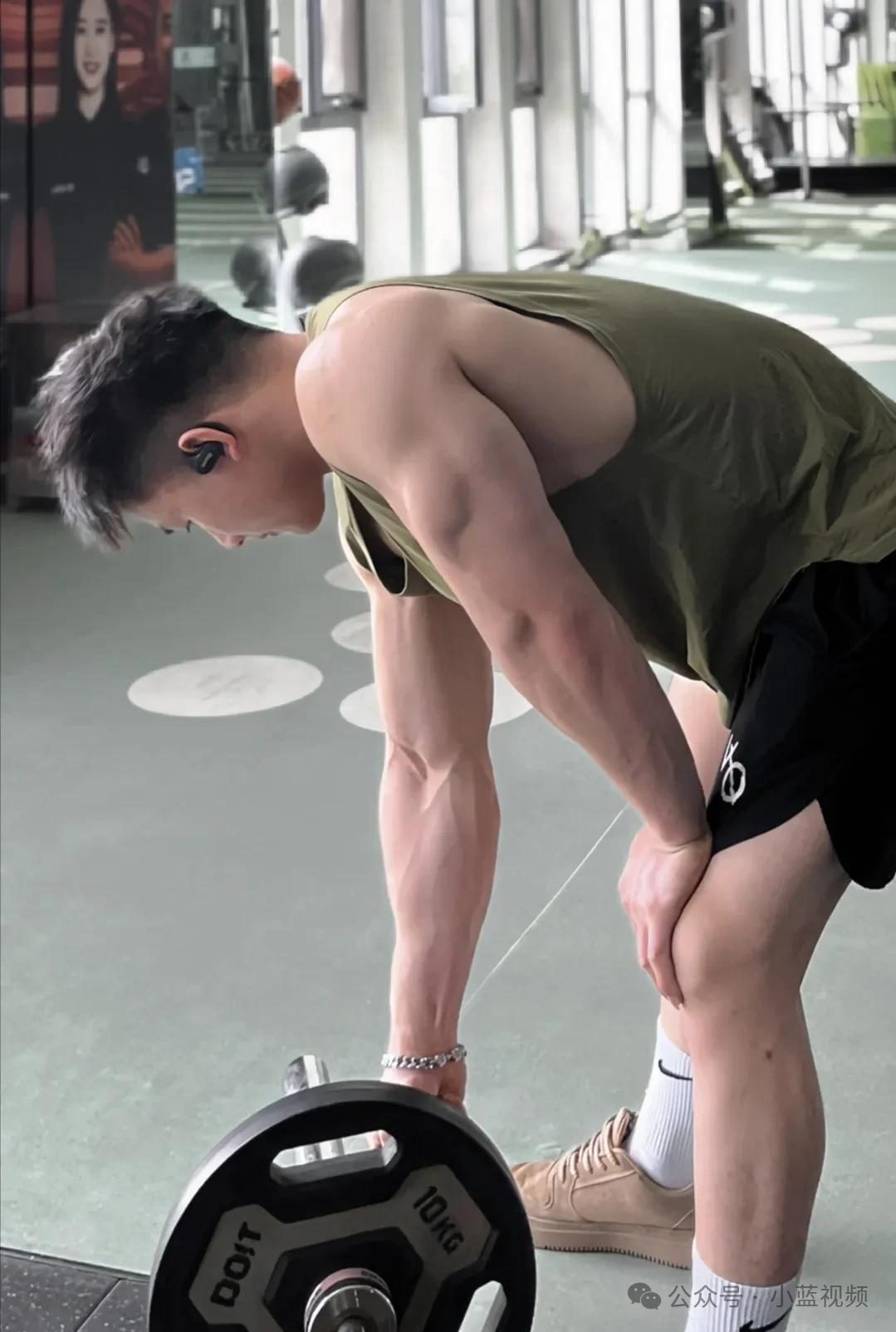 钢铁直男野兽般开门肌肉帅男人！