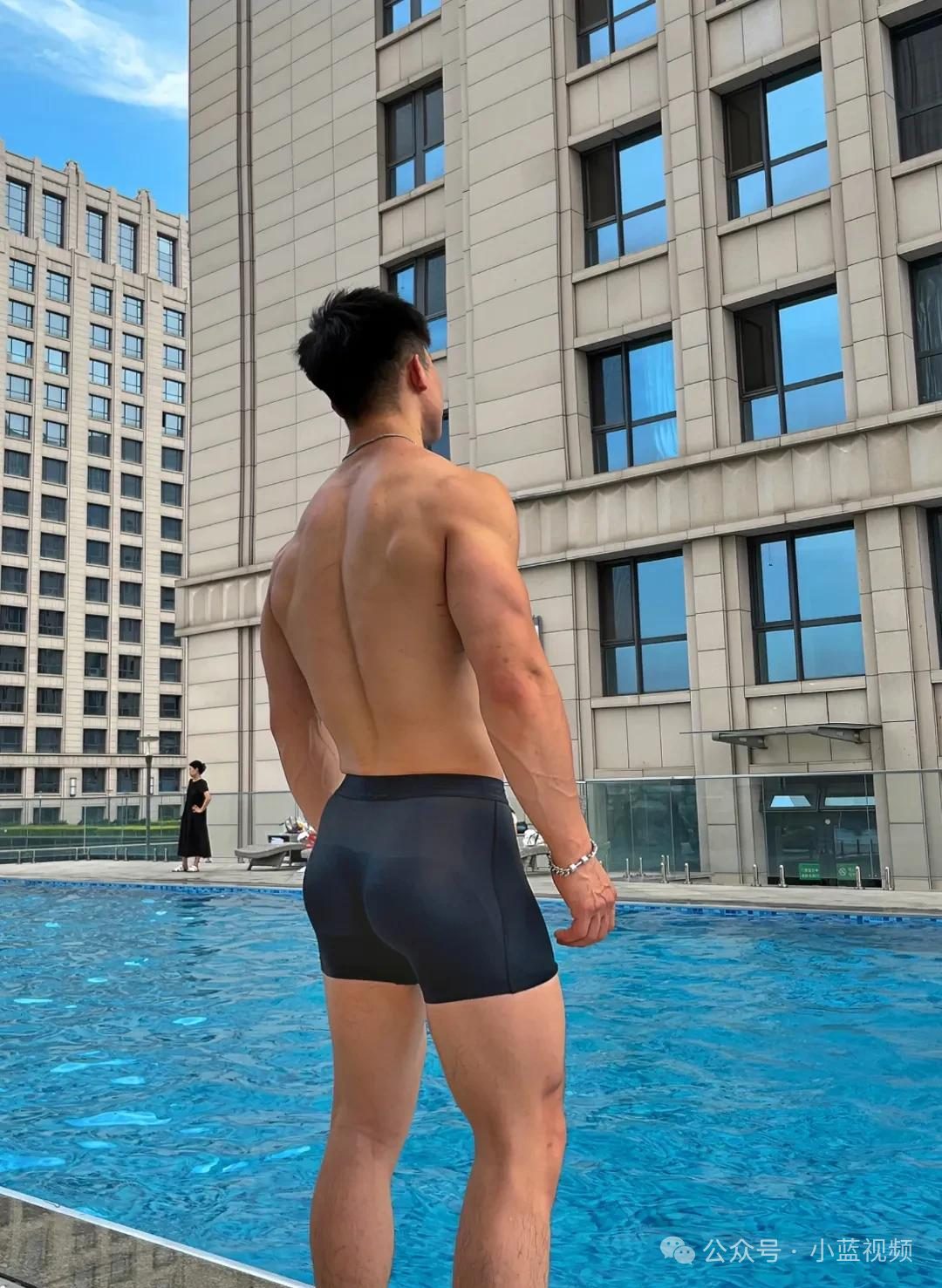 钢铁直男野兽般开门肌肉帅男人！