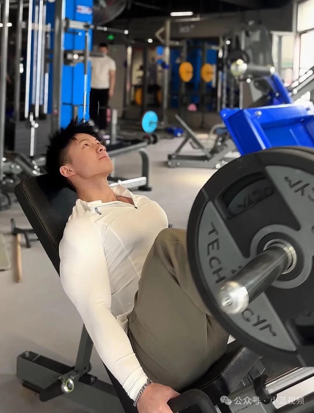 钢铁直男野兽般开门肌肉帅男人！