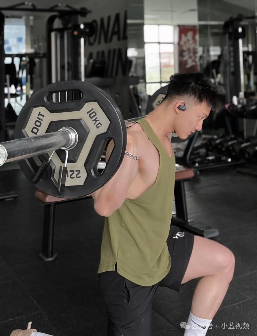 钢铁直男野兽般开门肌肉帅男人！