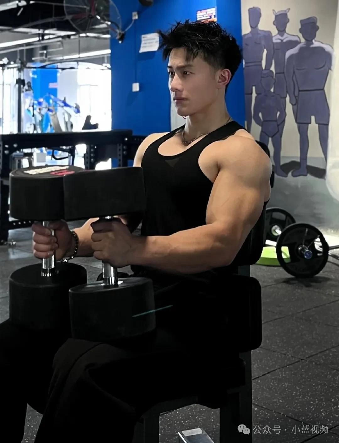 钢铁直男野兽般开门肌肉帅男人! 钢铁直男野兽般开门肌肉帅男人!