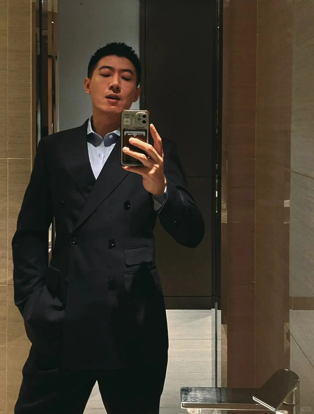 西装男孩能不能成为你的 " 办公室恋人 "？皮鞋黑丝诱惑能把你迷晕！