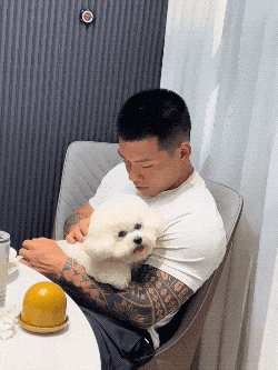 寸头猛男玩纯欲风！浙江教练花臂杀疯推特 网友：这是我能免费看的？