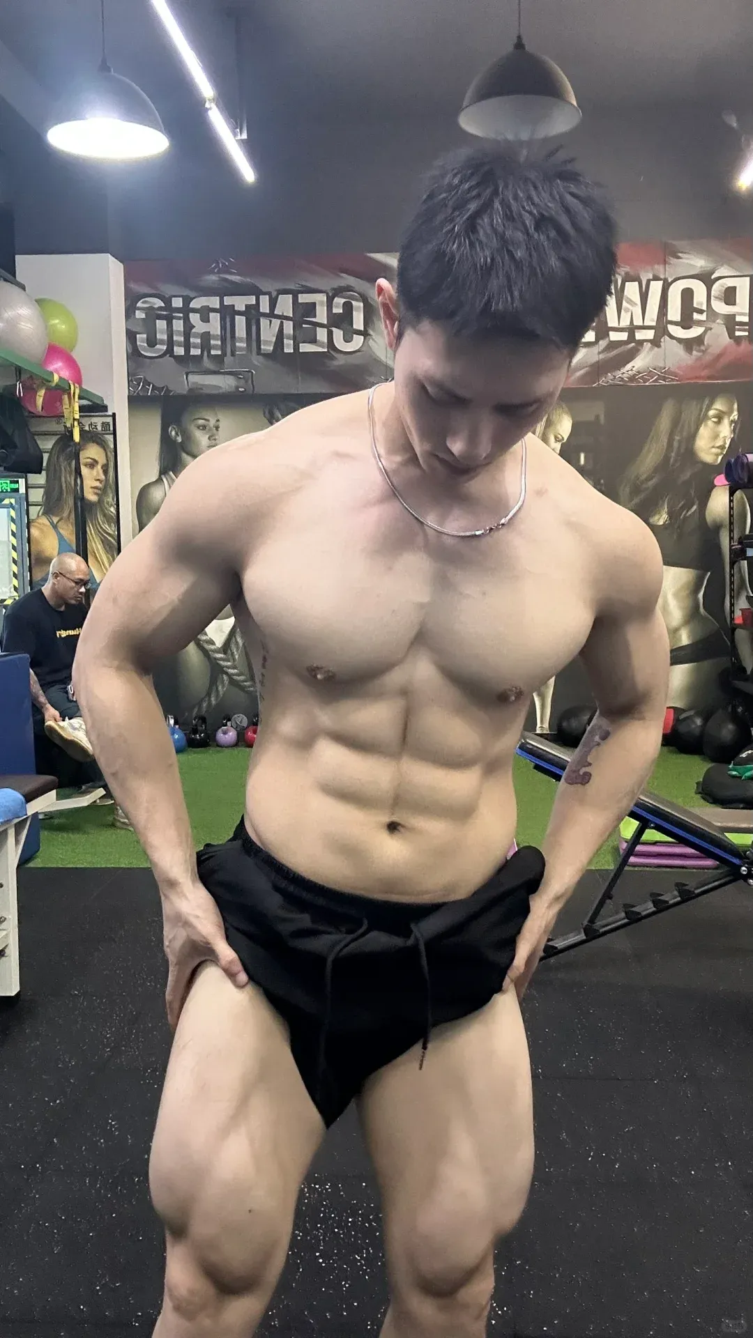 宁波生煎西施失业！肌肉老板凭胸肌杀疯全网，女顾客边吃边擦口水！