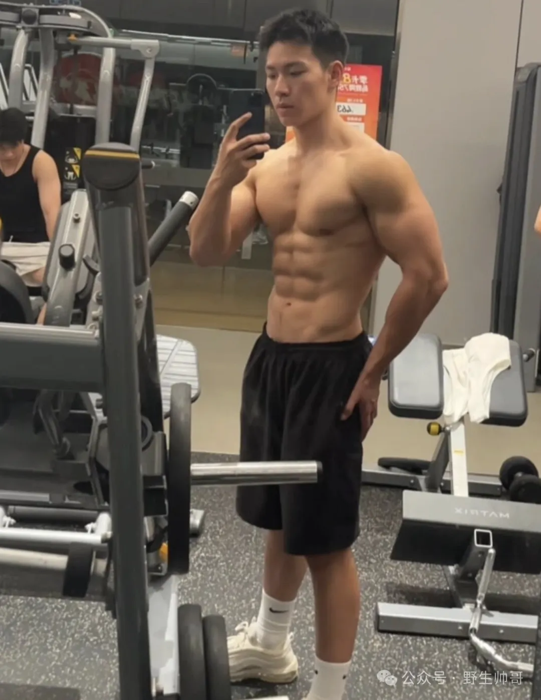 男摄盯上的北体八块腹肌黑皮帅哥，洗澡照太顶了！