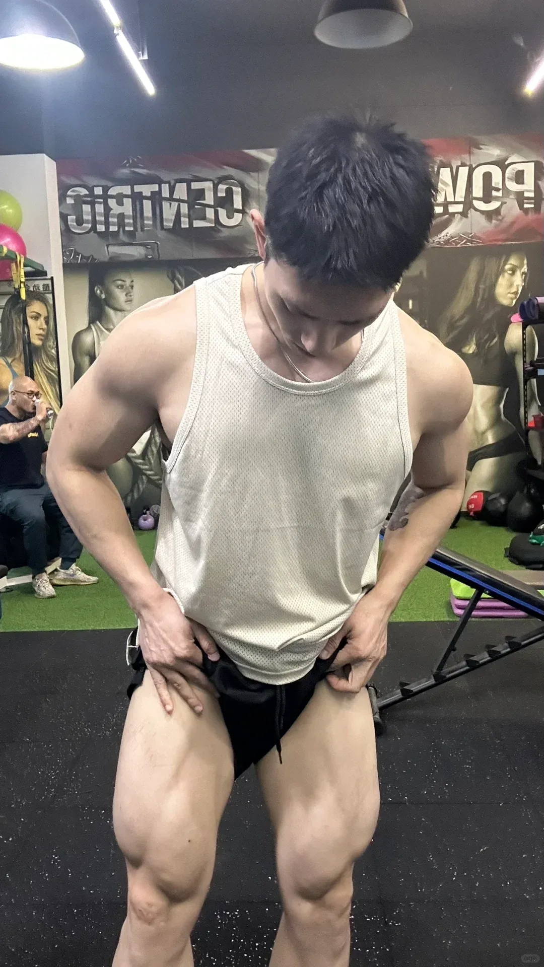 宁波生煎西施失业！肌肉老板凭胸肌杀疯全网，女顾客边吃边擦口水！