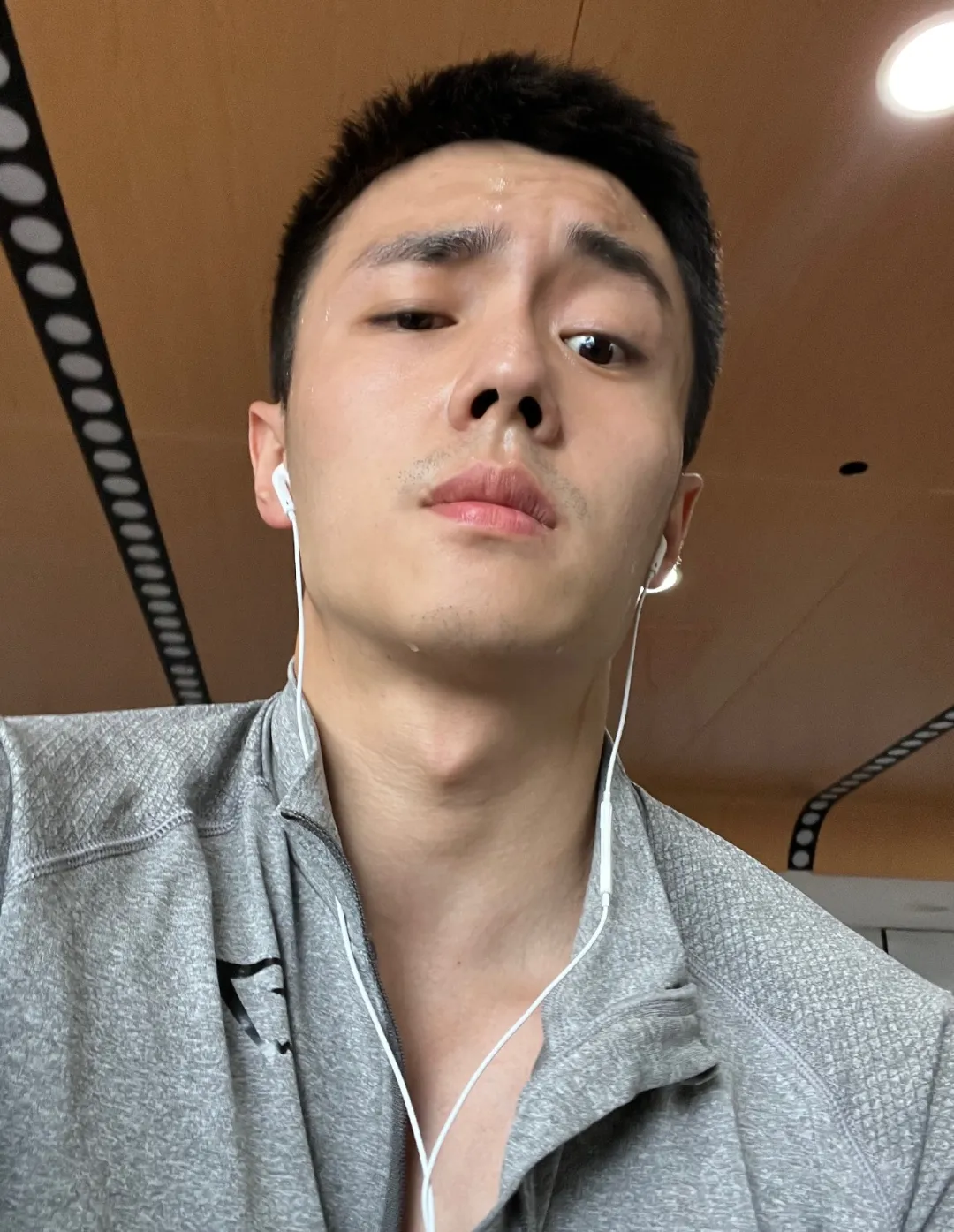 翟子路短裤冲澡花絮曝光，粗壮手臂大胸肌，竟成肉壮黑皮体育生！