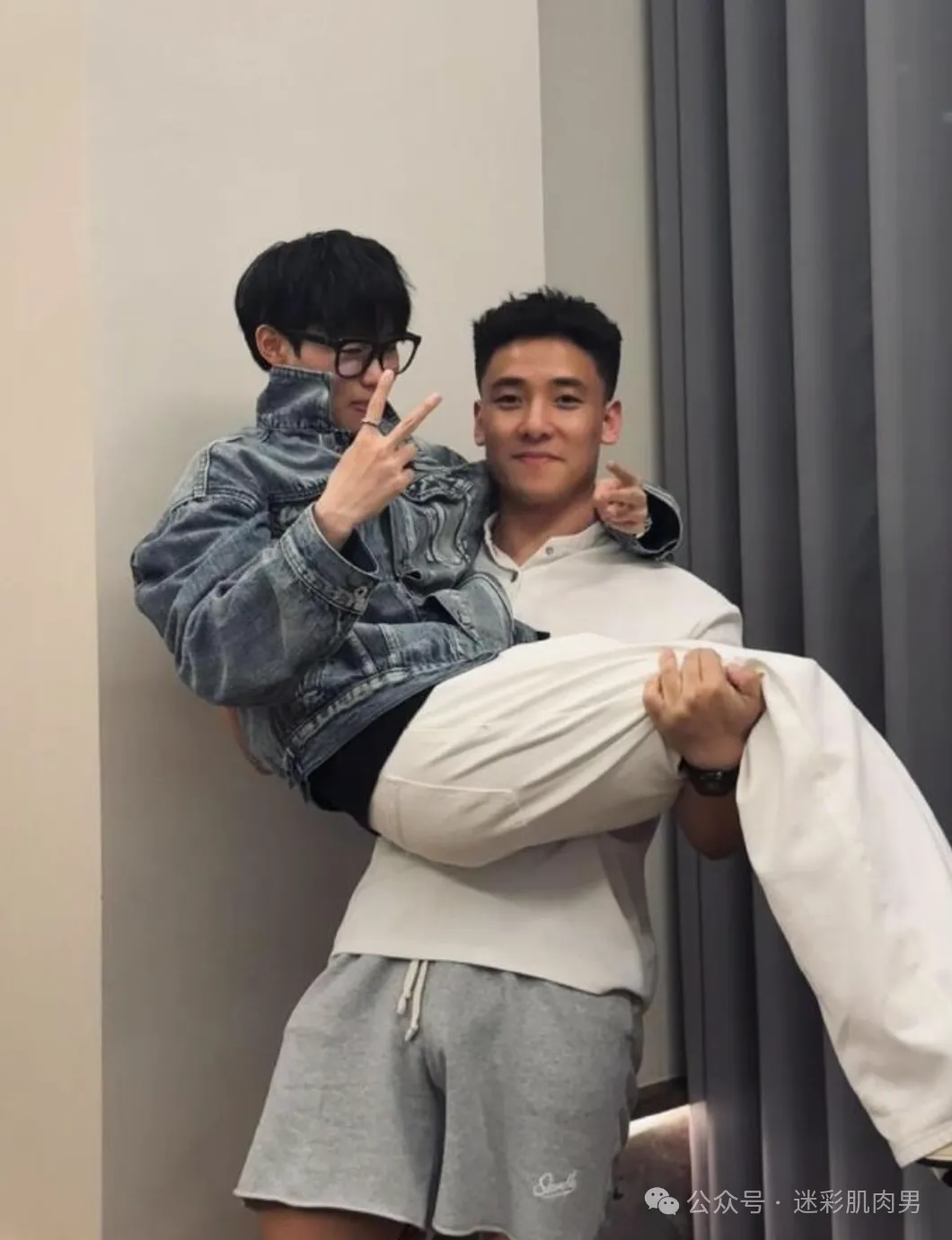 23 岁一级游泳运动员自拍真好看！黝黑长腿腿穿太短 ​​​！