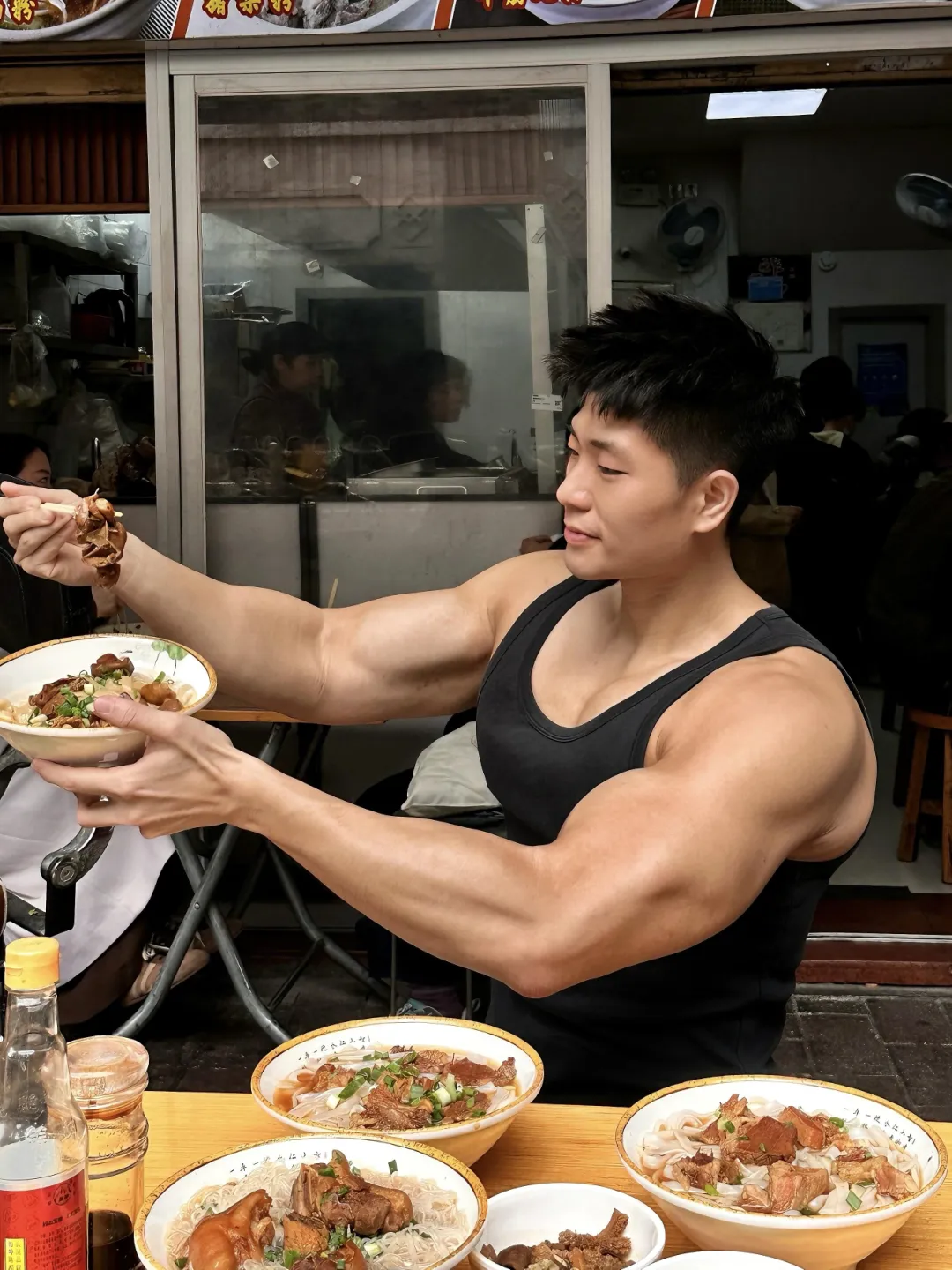28 岁广东肌肉博主，秀粗壮麒麟臂 D 杯大胸肌，难怪这身材爱穿背心，太能打了！