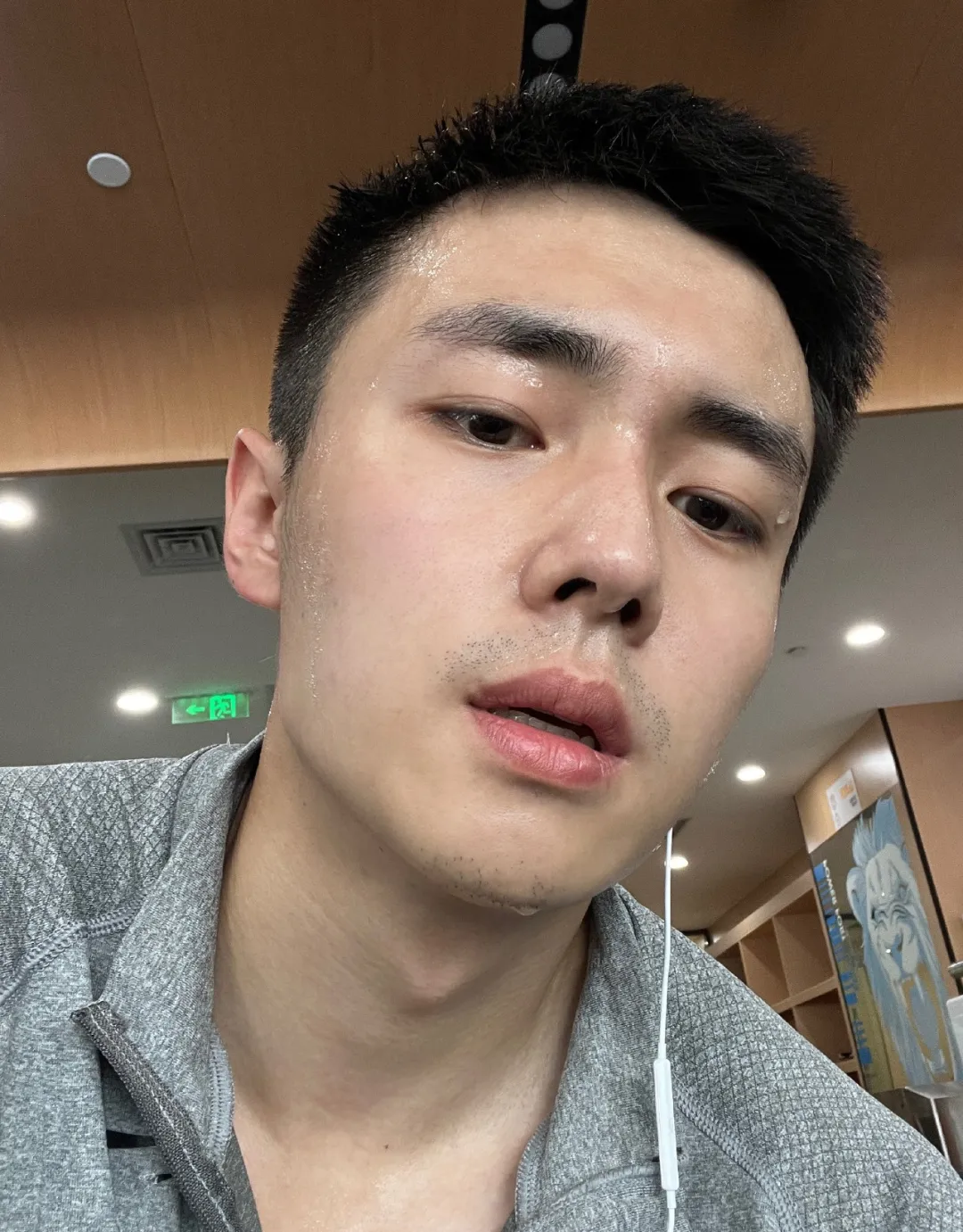 翟子路短裤冲澡花絮曝光，粗壮手臂大胸肌，竟成肉壮黑皮体育生！