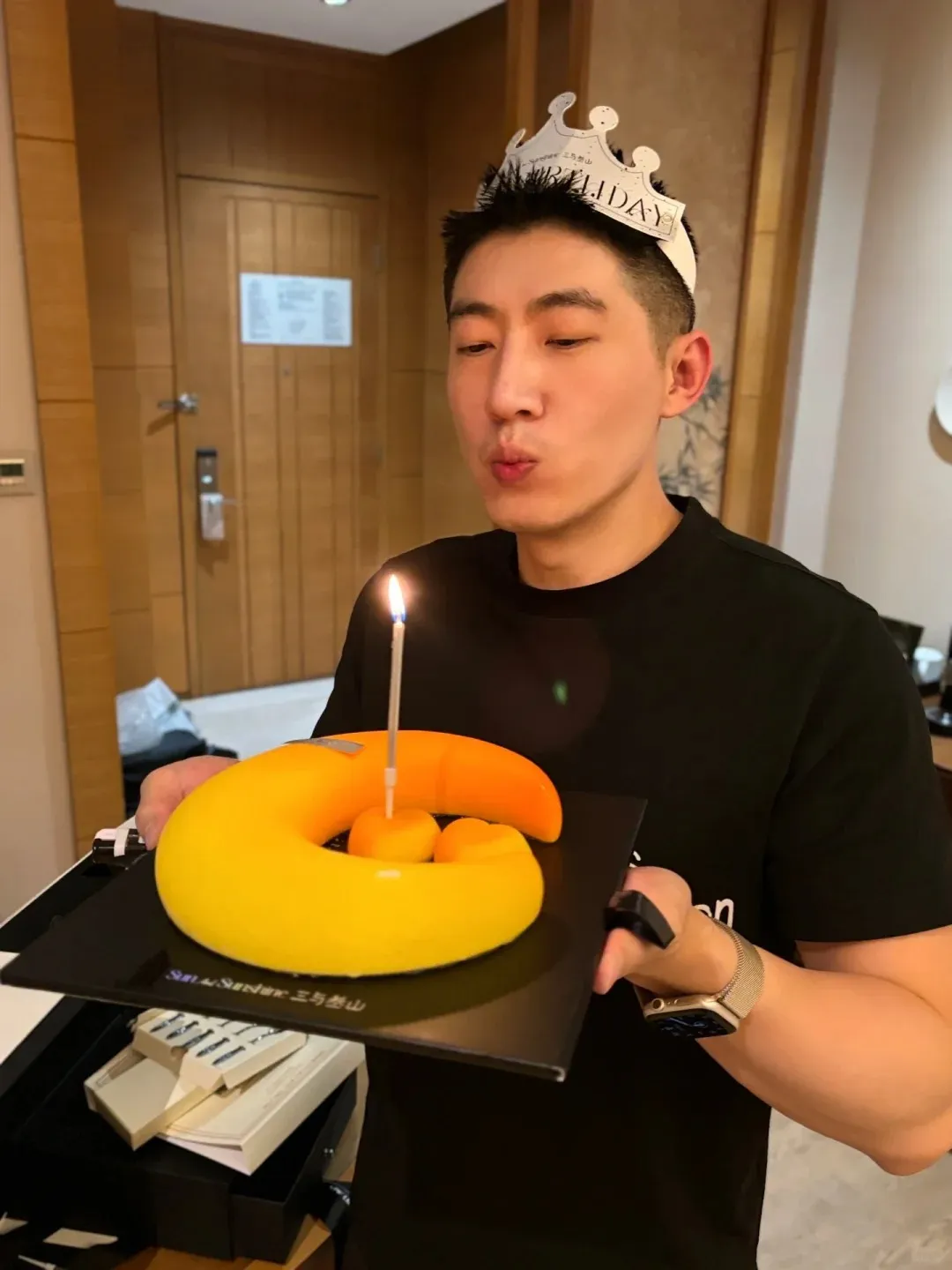 西装男孩能不能成为你的 " 办公室恋人 "？皮鞋黑丝诱惑能把你迷晕！