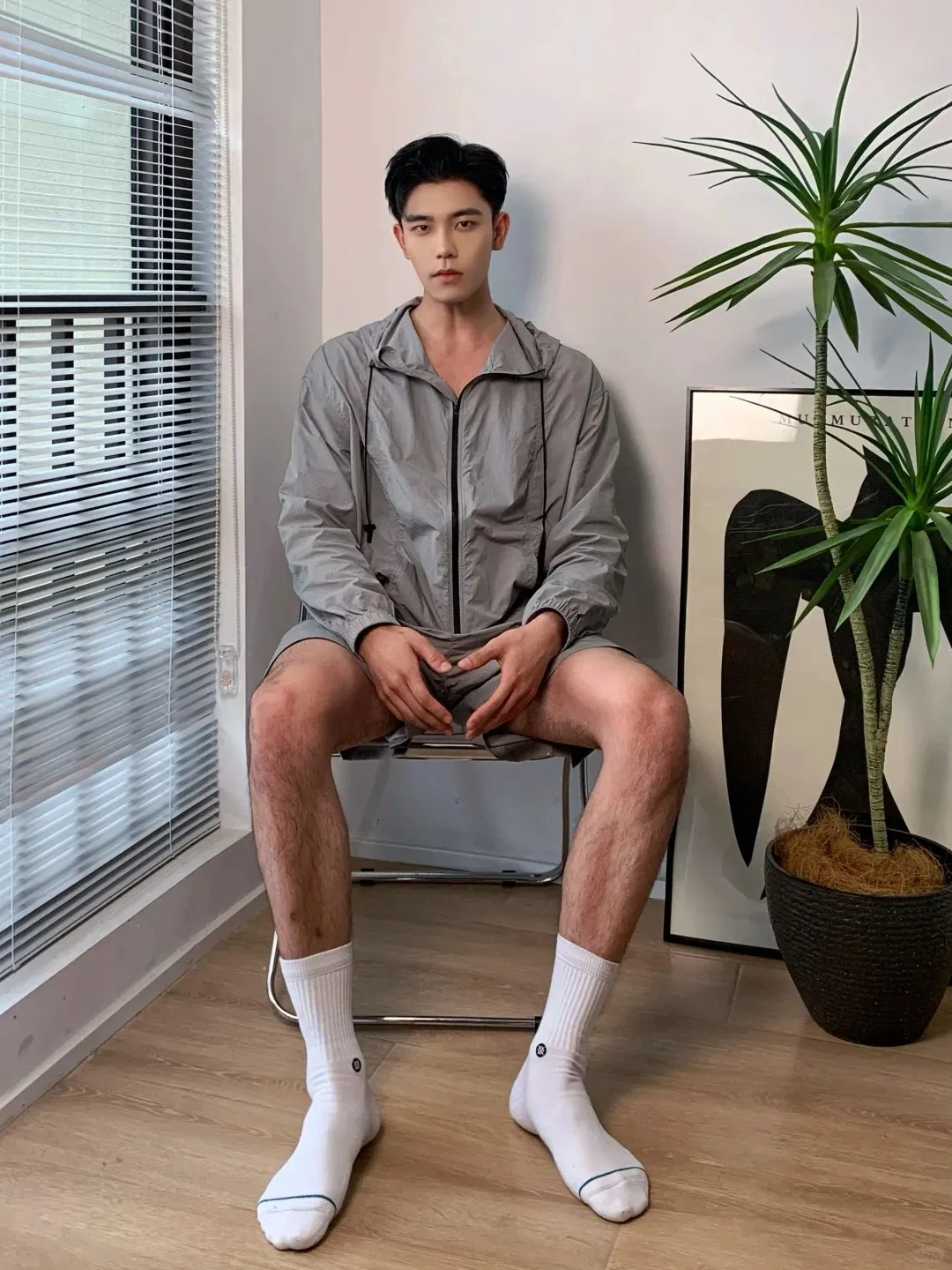 阳光帅气透着一身干净少年气，这一干净利落的正装少年你可否招了？