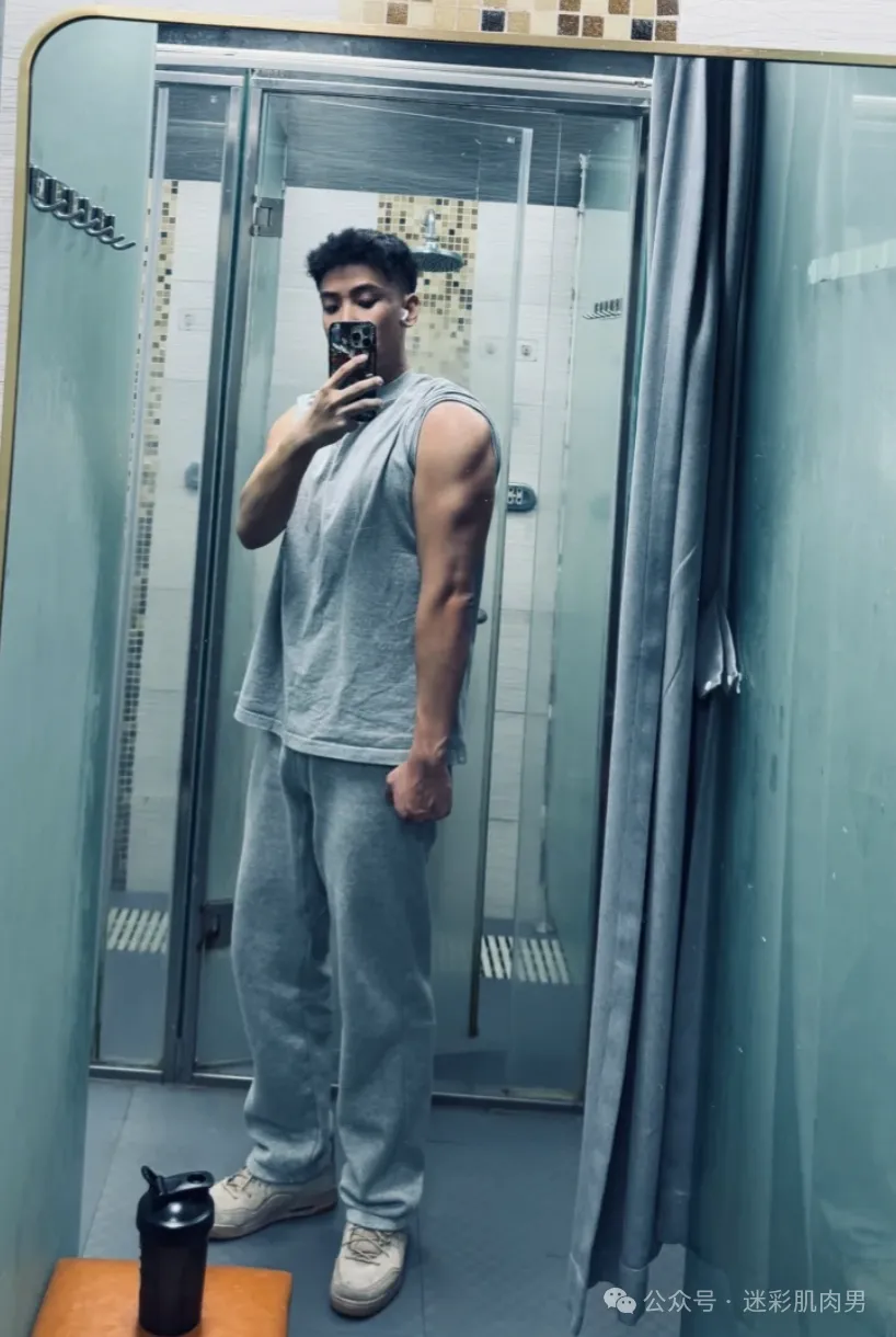 23 岁一级游泳运动员自拍真好看!黝黑长腿腿穿太短 ! 23 岁一级游泳运动员自拍真好看!黝黑长腿腿穿太短 !