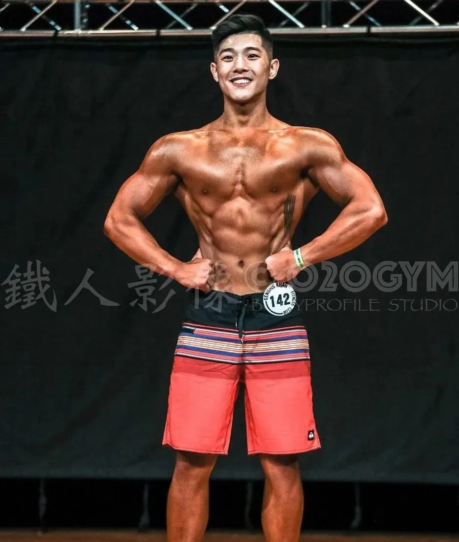 直男教练更衣室换装引尖叫！这肌肉线条是真实存在的吗？