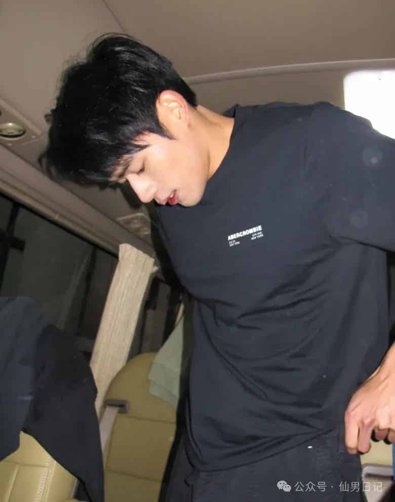 体育生男模当众整理内裤，这一幕被拍下来了……-潮男潮北