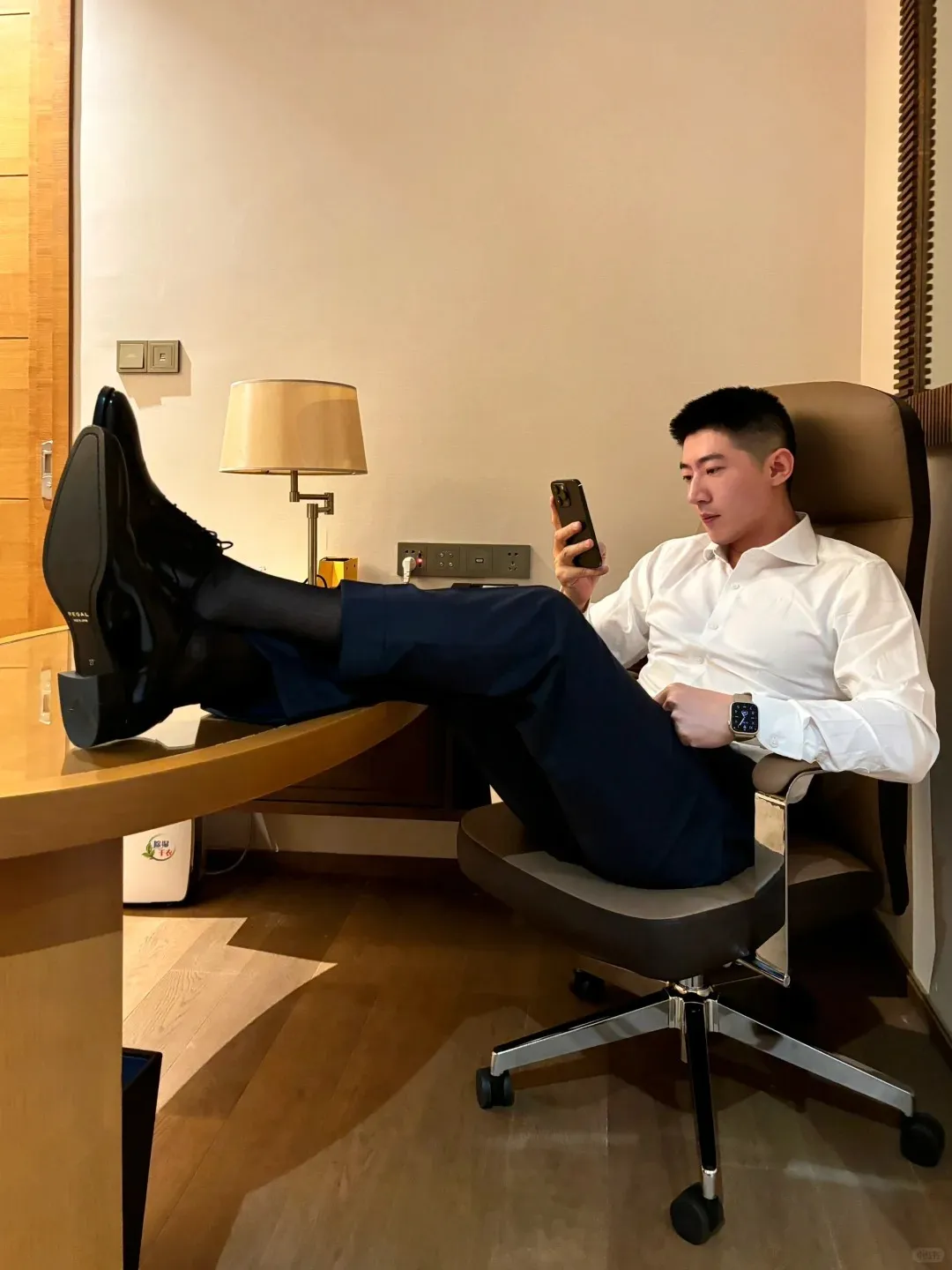 西装男孩能不能成为你的 " 办公室恋人 "？皮鞋黑丝诱惑能把你迷晕！