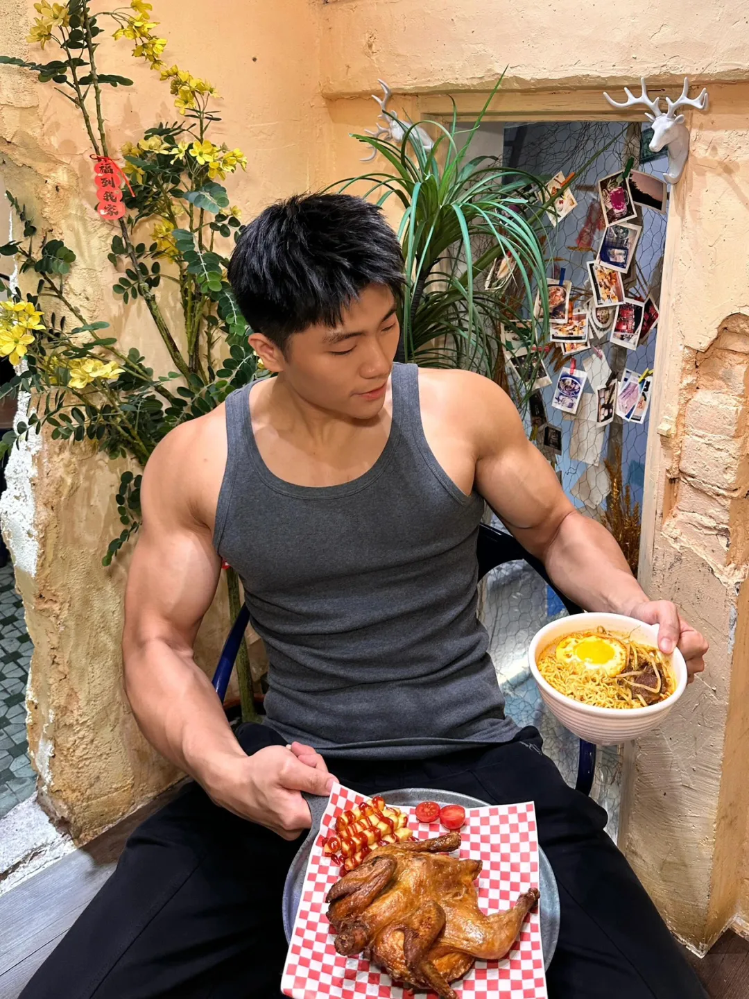 28 岁广东肌肉博主，秀粗壮麒麟臂 D 杯大胸肌，难怪这身材爱穿背心，太能打了！