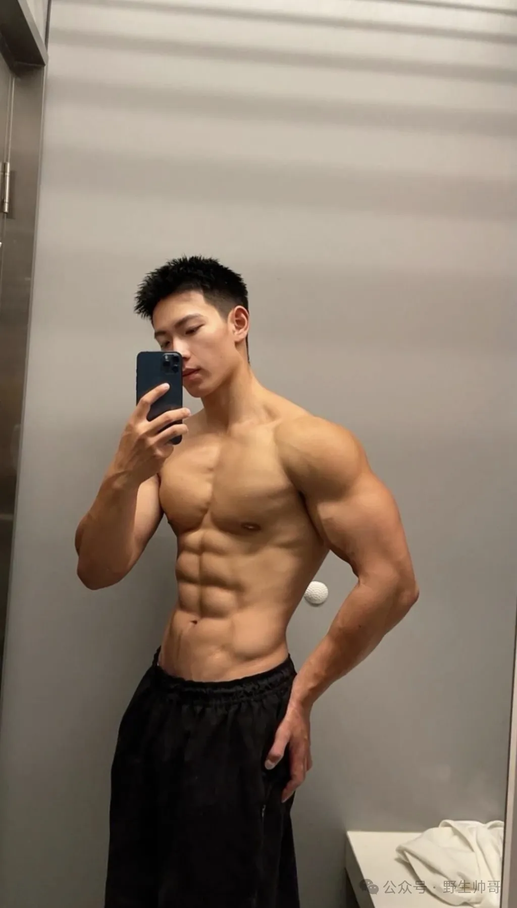 男摄盯上的北体八块腹肌黑皮帅哥，洗澡照太顶了！